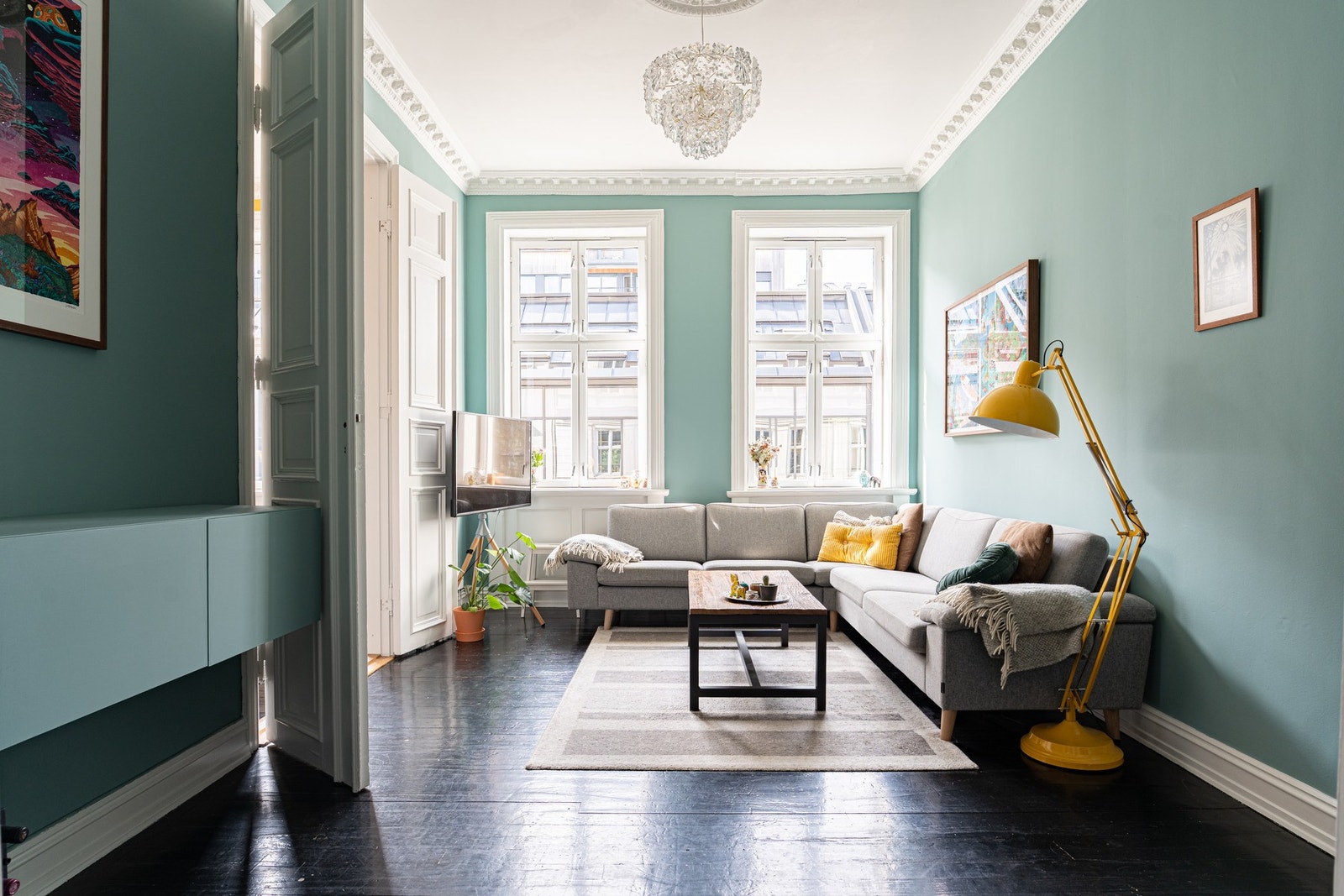 Generøs stue med klassiske kvaliteter som stukkatur og rosett, kombinert med god takhøyde som gir rommet en luftig og elegant fremtoning. Galleribilde
