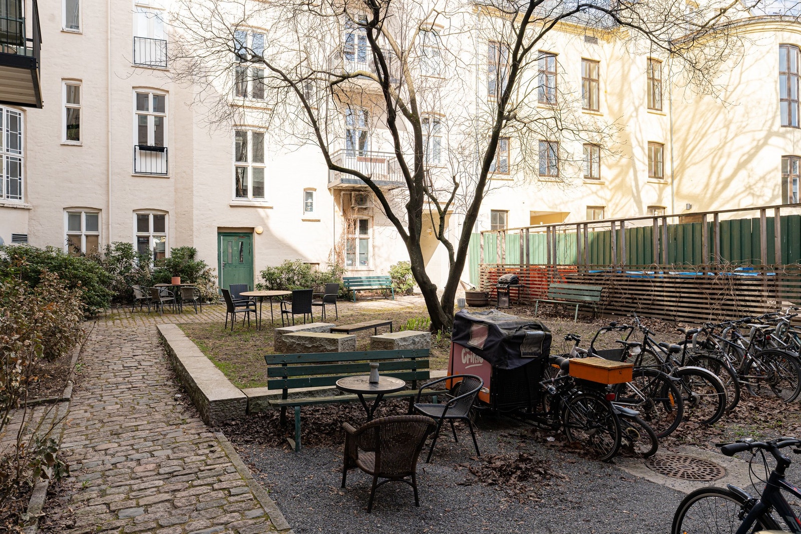 Bakgården gir et rolig og skjermet miljø, hvor man kan trekke seg tilbake fra byens puls. Galleribilde