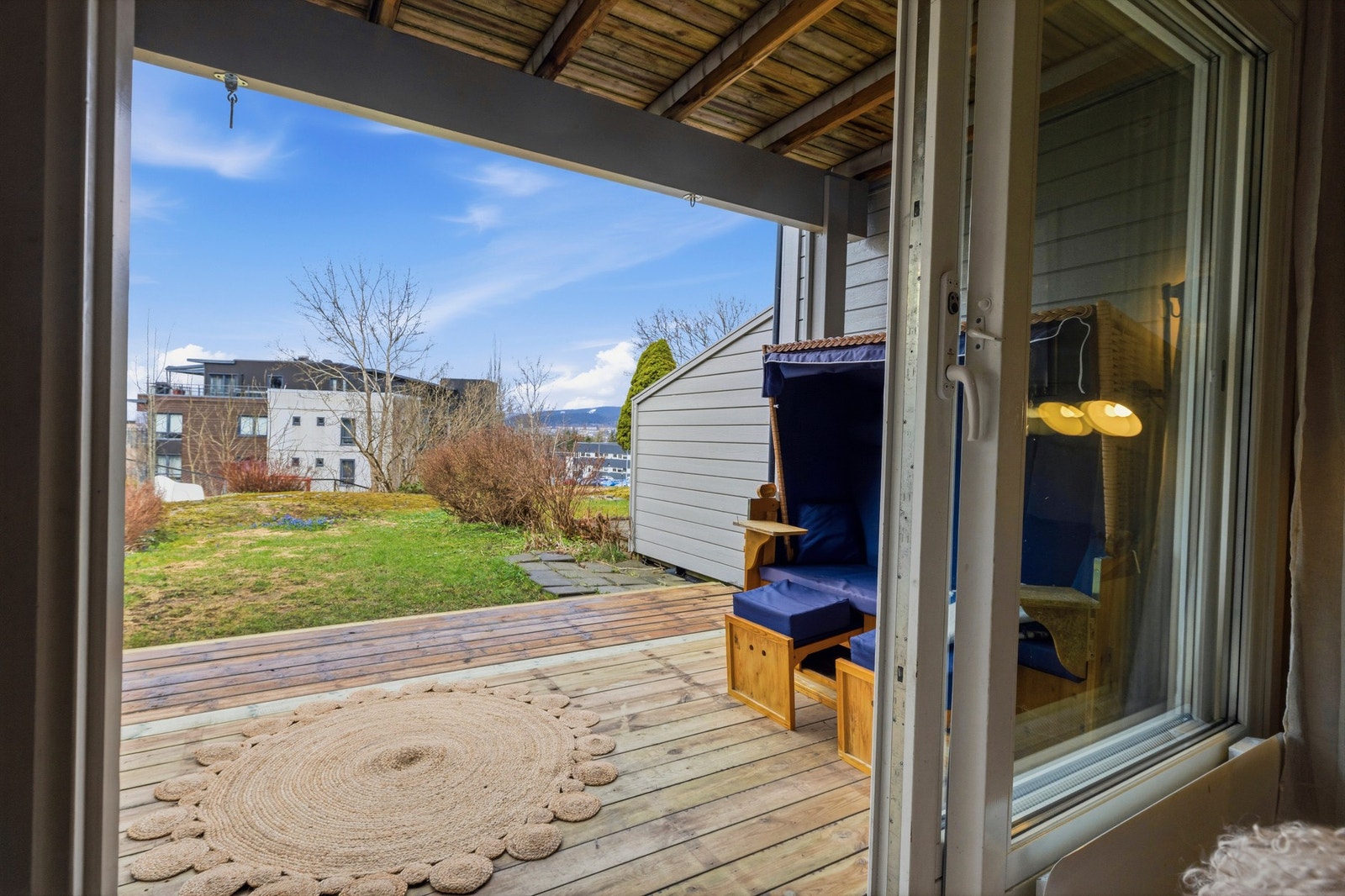 Fra stuen er det utgang til vestvendt markterrasse Galleribilde