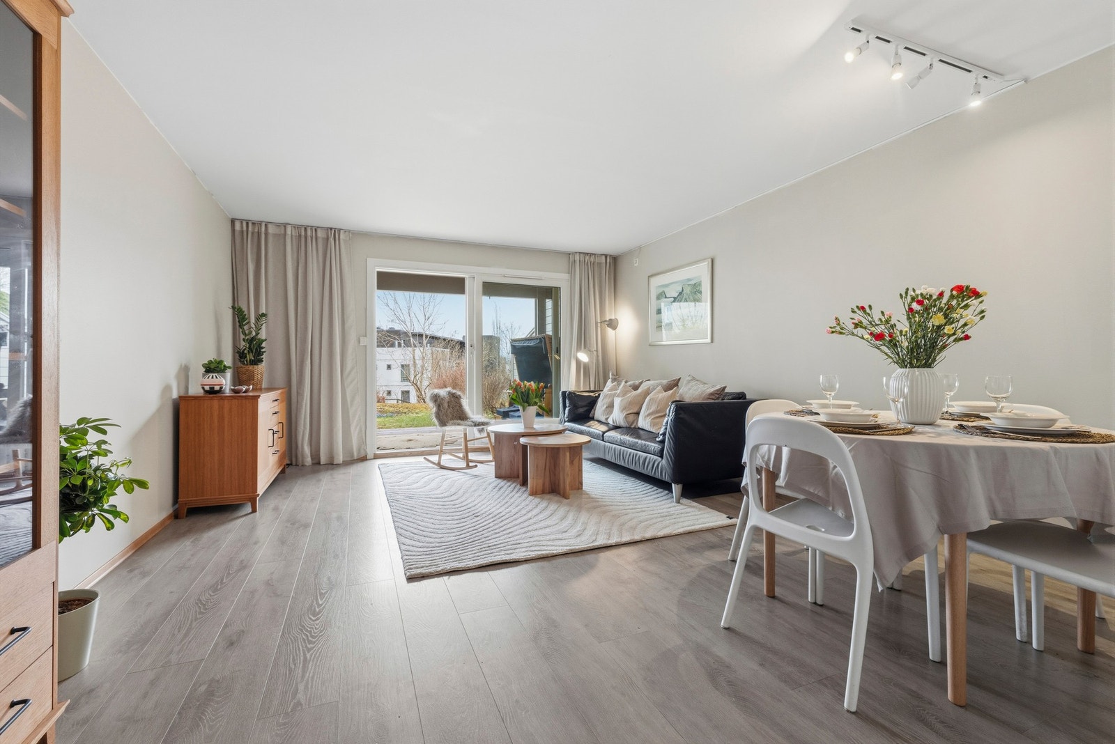 Det er god plass til spisebord med tilhørende møblement Galleribilde