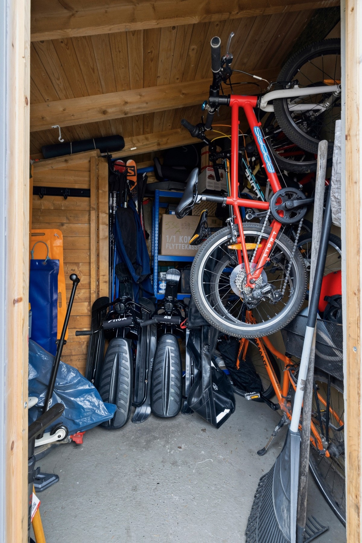 Ytterligere oppbevaring i praktisk utebod. Her er det lagt inn strøm for å f.eks. kunne lade batterier, sette inn ekstra fryser, etc. Galleribilde