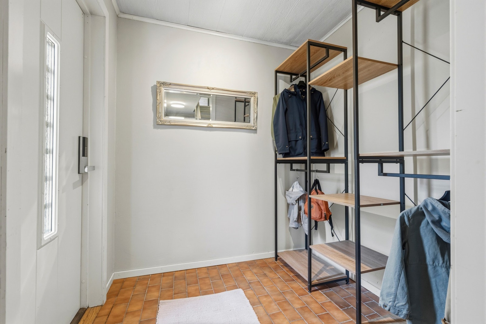 Boligen ønsker deg velkommen med en lys og innbydende entré. Galleribilde