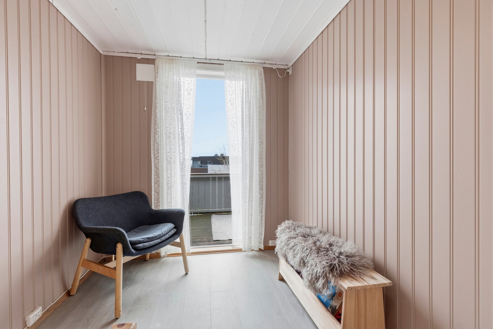 Fra det ene soverommet er det utgang til balkong Galleribilde