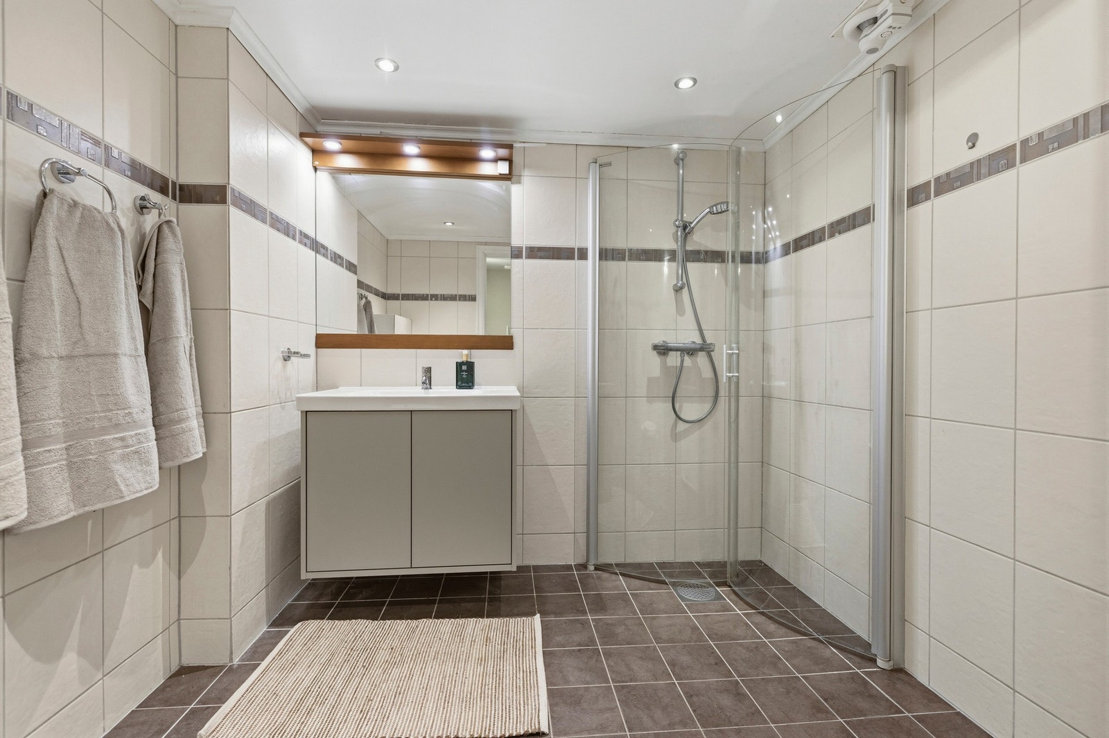 Badet i boligens andre etasje fremstår romslig og praktisk utformet. Galleribilde