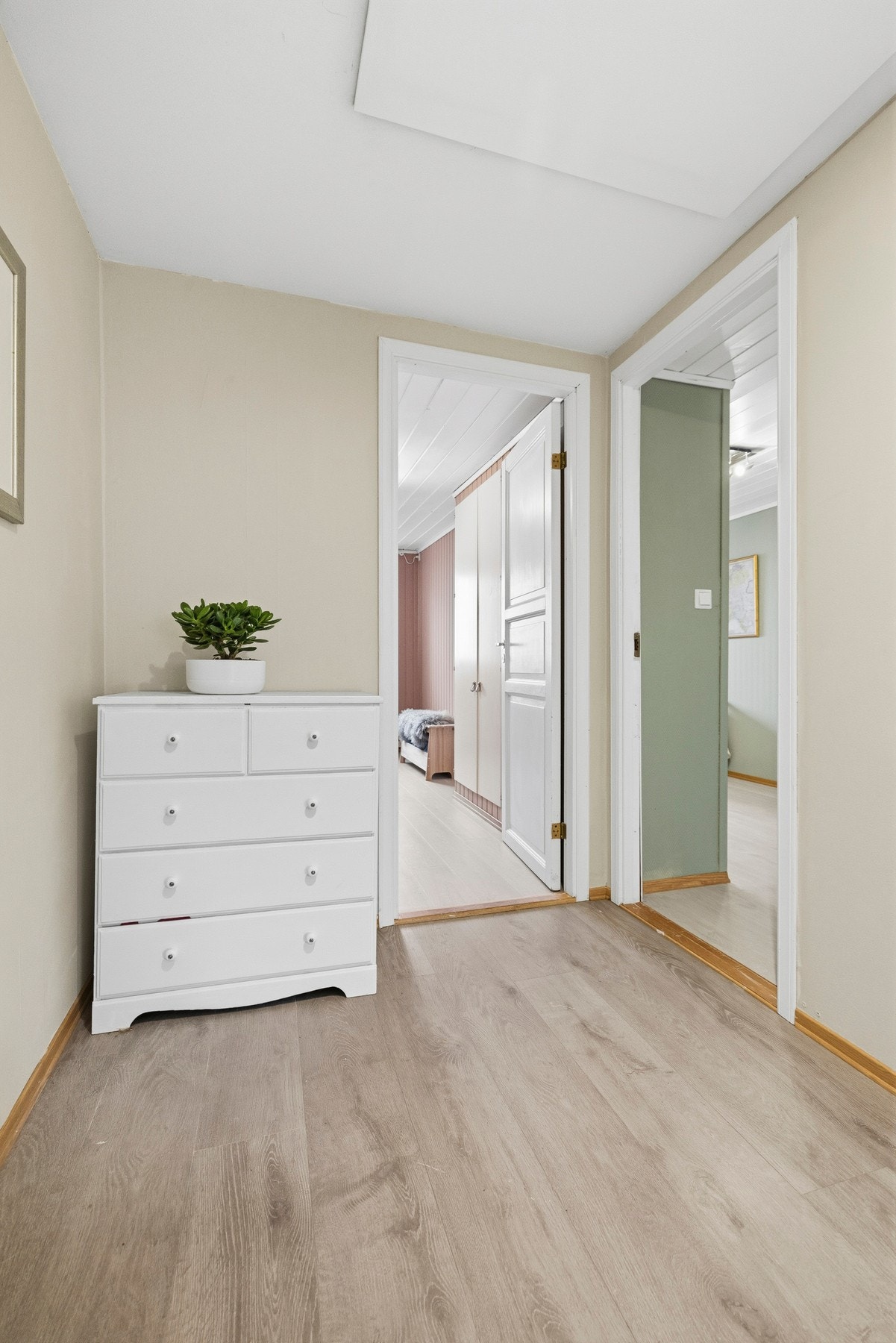 Opp trappen til andre etasje kommer man til en lys gang som binder etasjen sammen. Galleribilde
