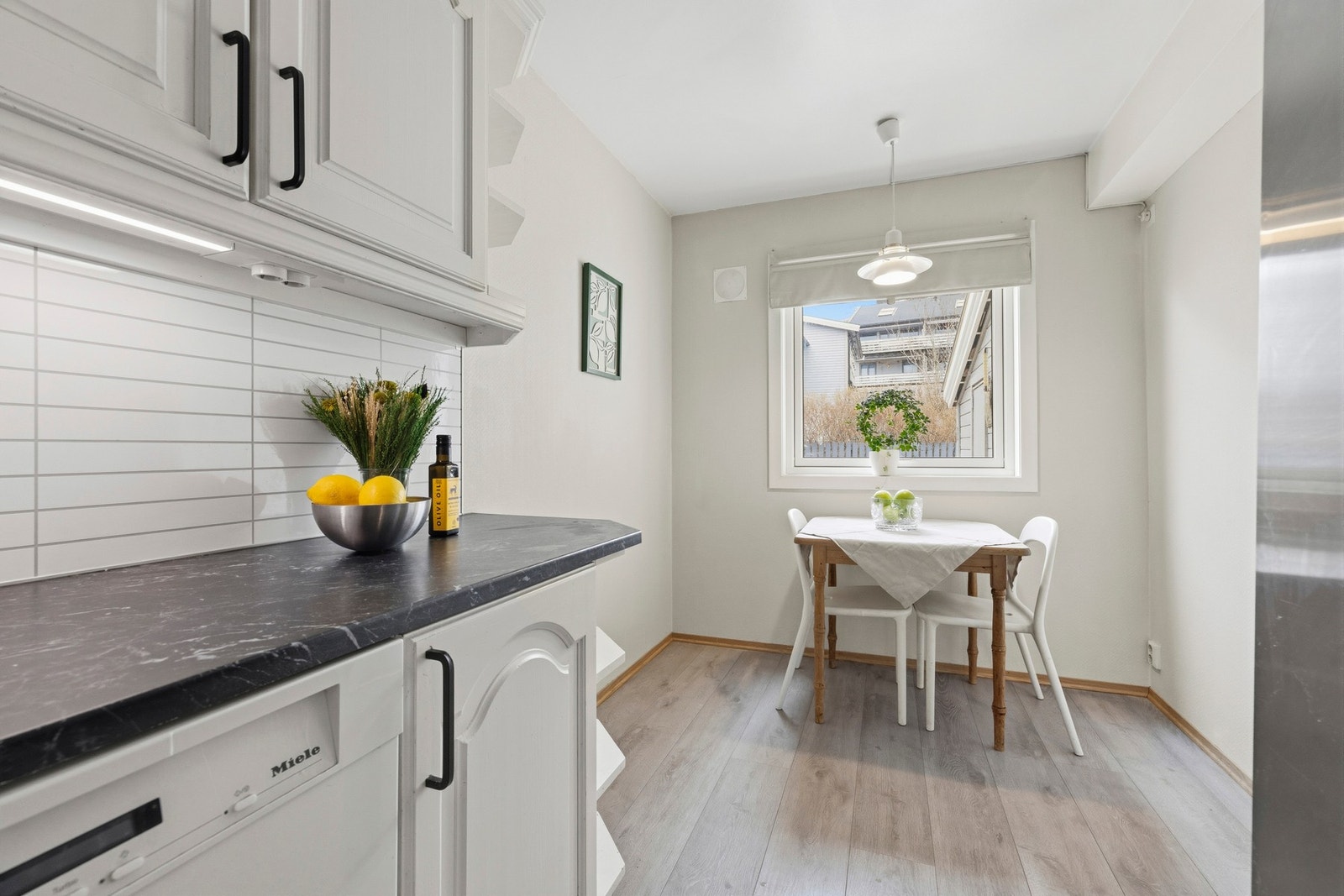 Ved vinduet er det etablert en hyggelig sitteplass, perfekt til morgenkaffen, en rask frokost eller litt selskap mens middagen tilberedes. Galleribilde