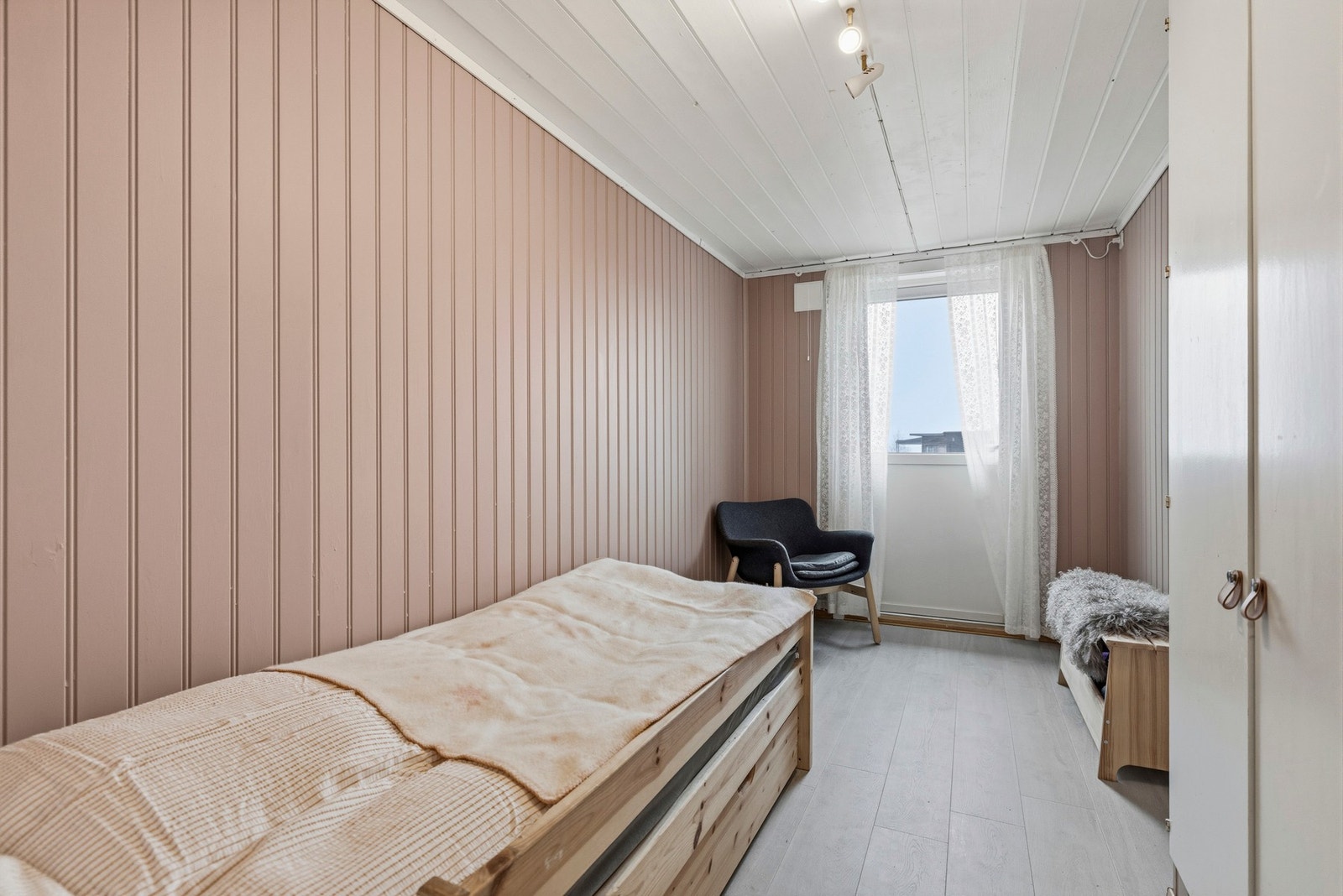 Lyse gulvflater som harmonerer med de varme veggtonene gir et helhetlig preg i etasjen. Galleribilde