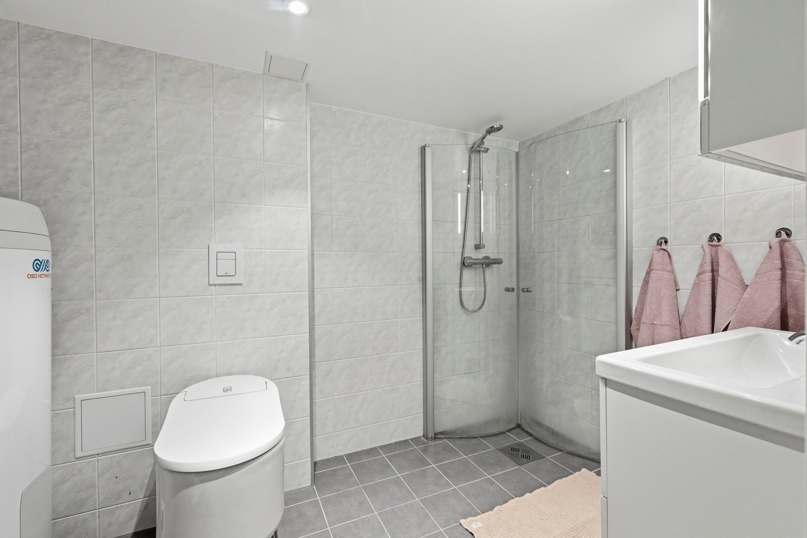 Badet er flislagt med varmekabler Galleribilde