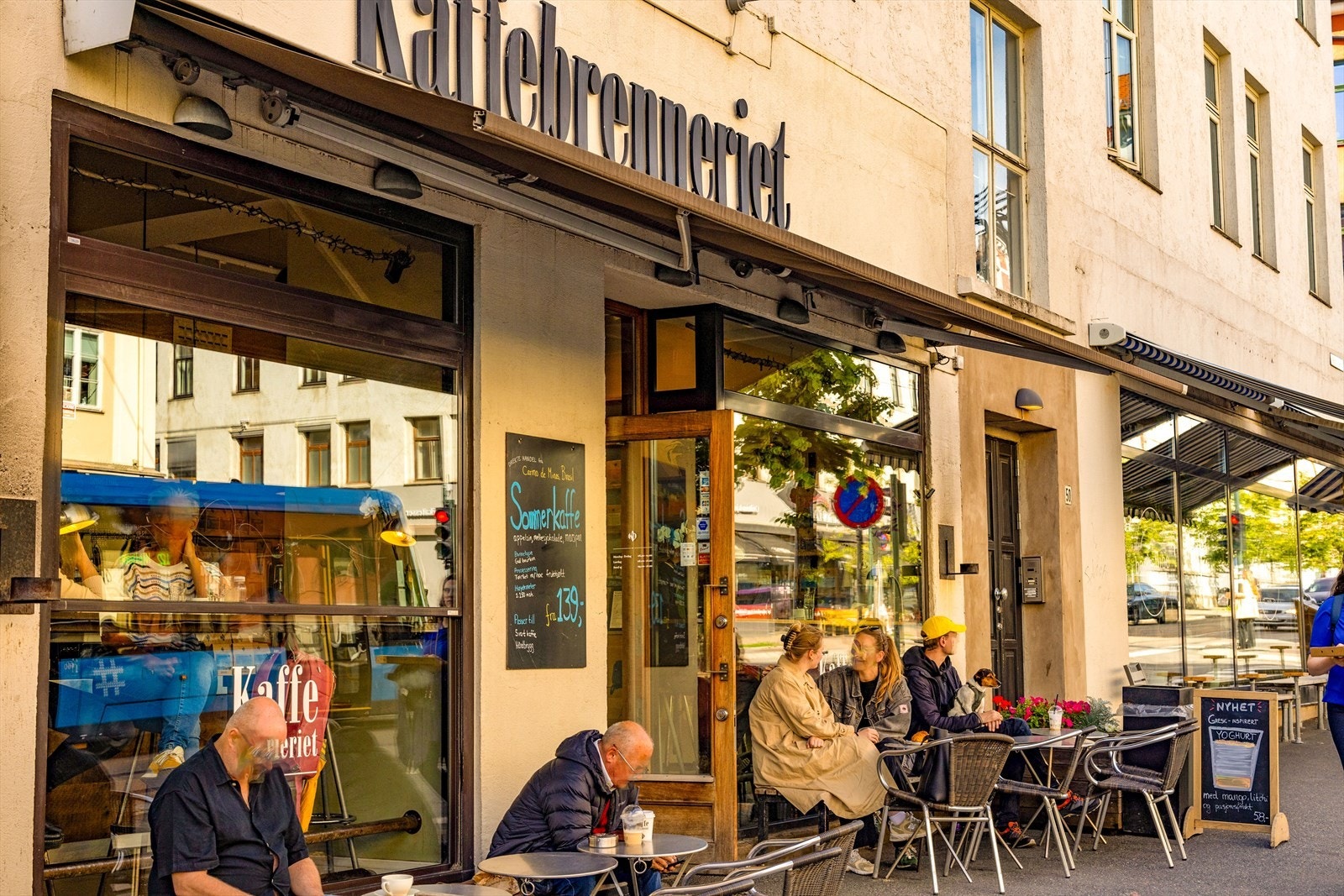 I området finner du mange hyggelige kafeer og spisesteder som blant annet Kaffebrenneriet, Frida bakeri, Espresso house, Grisen og Jungel pizza. Galleribilde