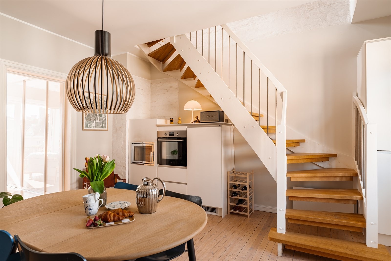 Romslig og sosialt kjøkken med god plass til stort spisebord, ideelt for både hverdagsbruk og hyggelige sammenkomster. Galleribilde