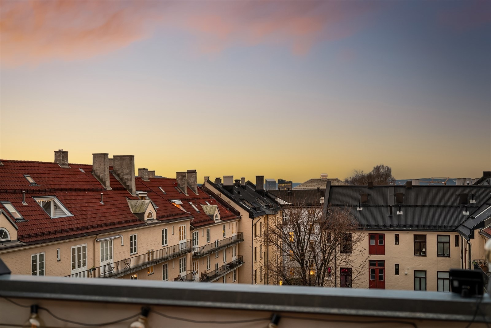 På takterrassen kan man nyte sommeren med hyggelig utsikt Galleribilde