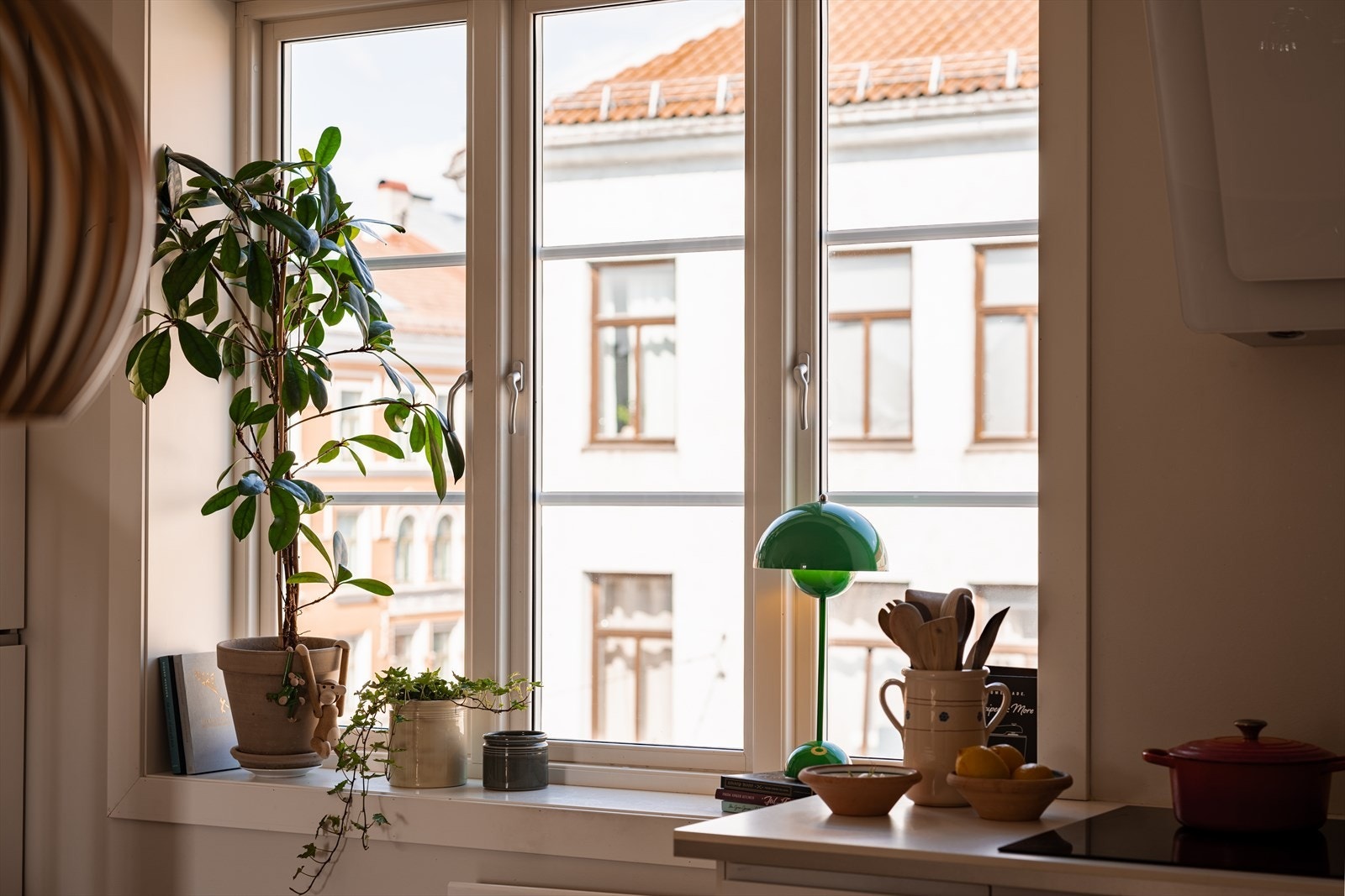 Dype vinduskarmer som gir mulighet for plassering av planter og pynt. Galleribilde