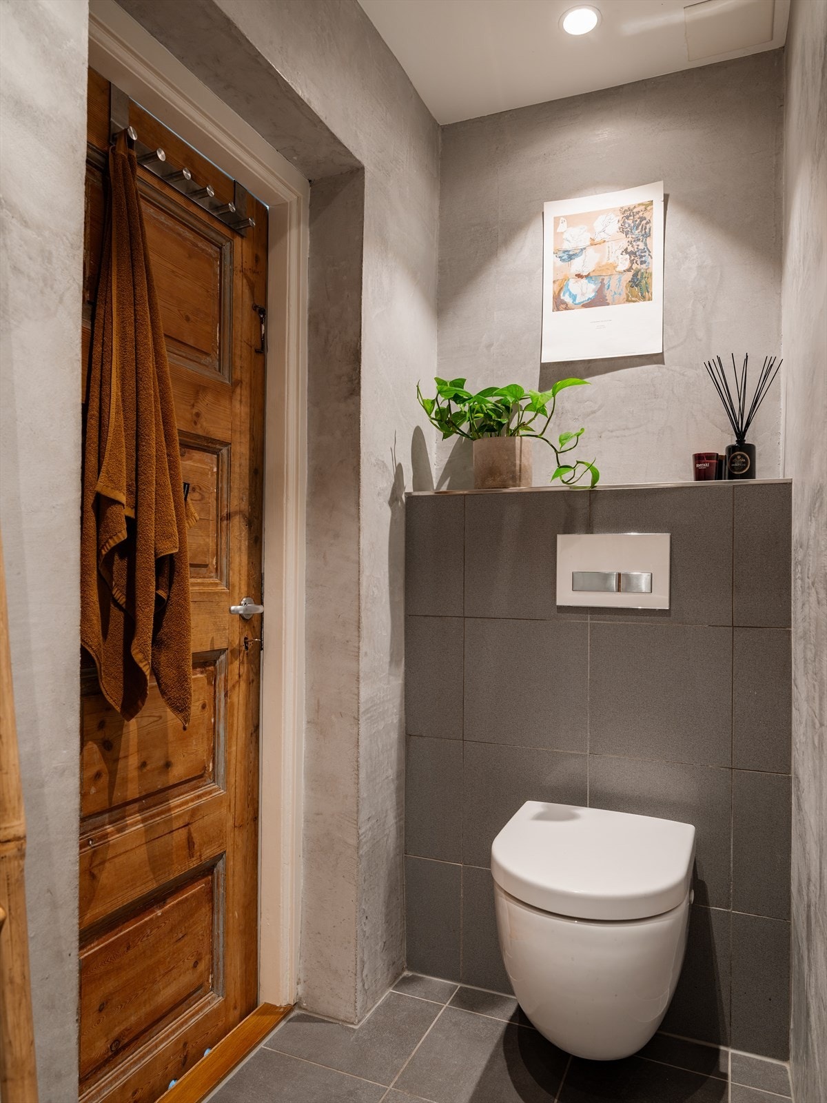Badet er fra 2010, med nye fliser og varmekabler fra 2020. Galleribilde