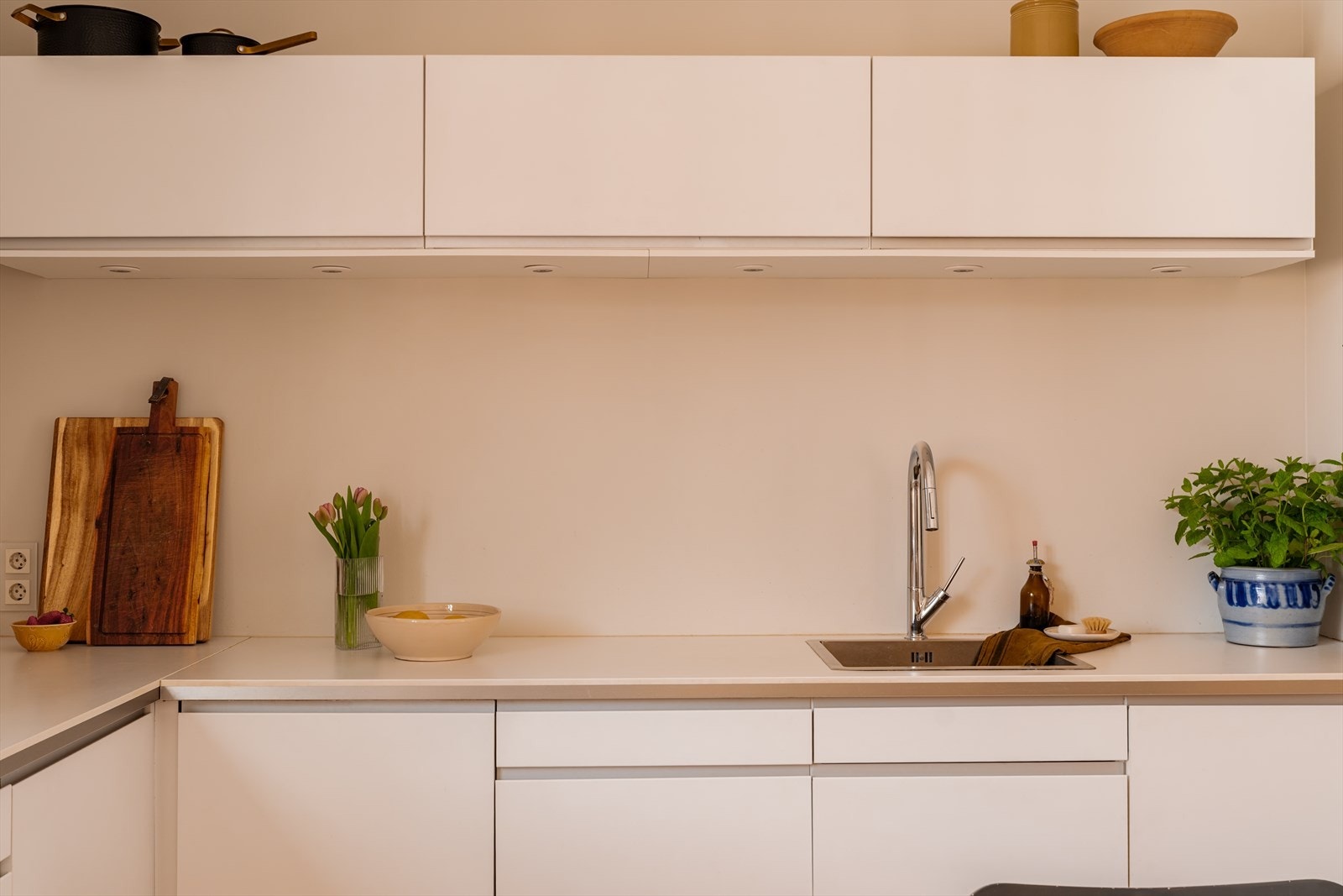Stilrent kjøkken fra IKEA med hvite, glatte fronter og laminert benkeplate Galleribilde