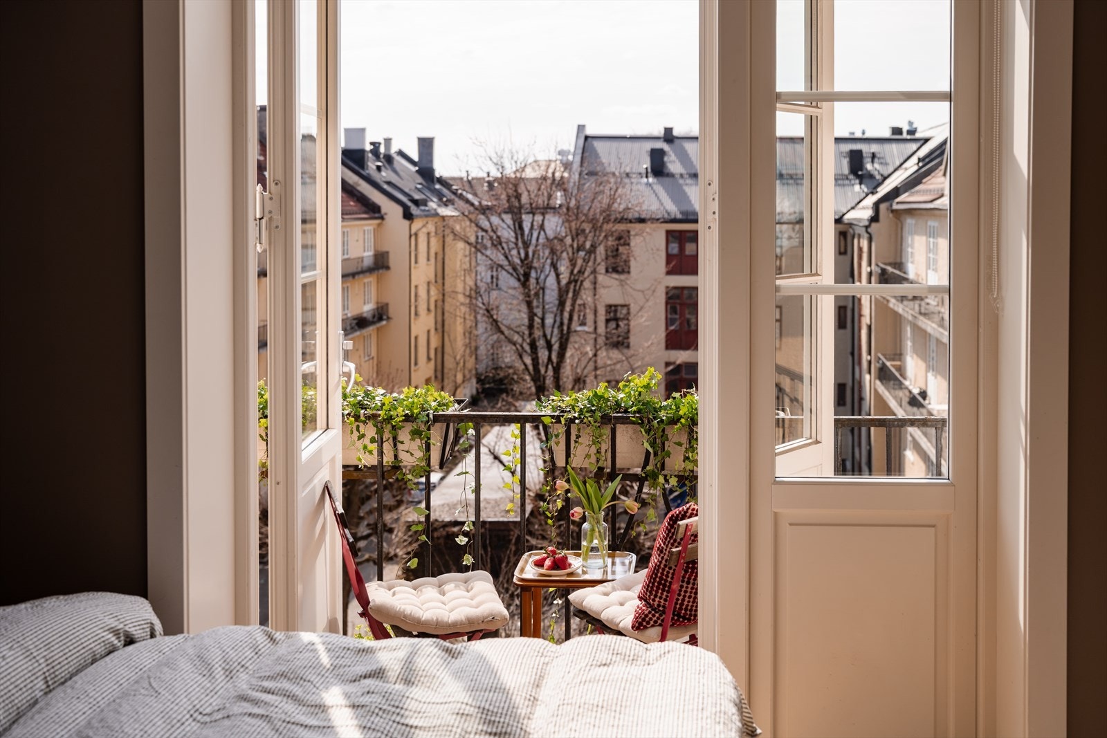 Det er utgang til en koselig, felles brannbalkong som vender mot en rolig og skjermet bakgård. Galleribilde