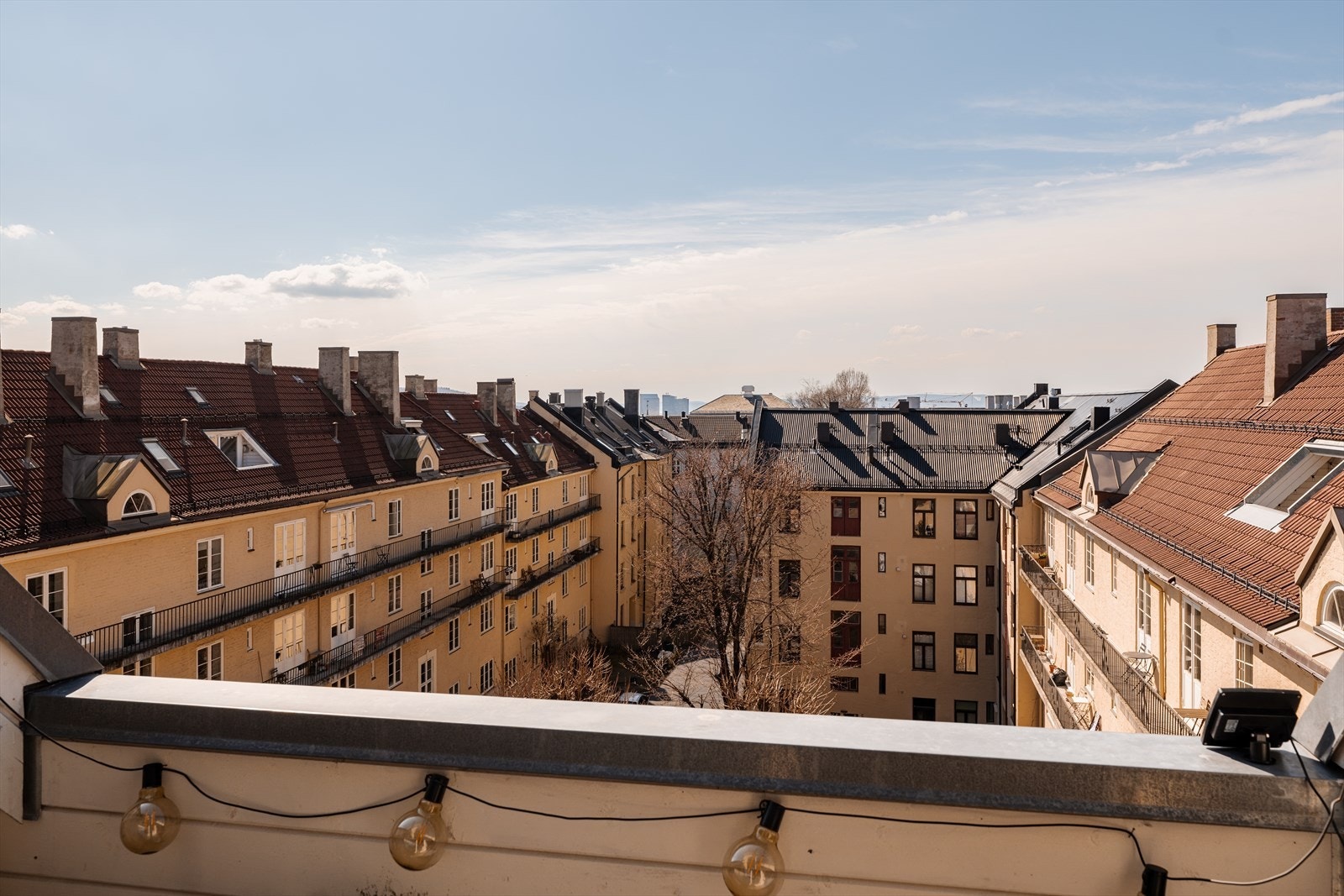 Terrassen ligger vendt mot en rolig og idyllisk bakgård Galleribilde