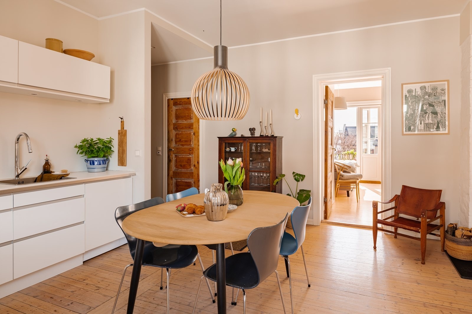 Det er god plass til å samle venner og familie til en hyggelig middag rundt spisebordet. Galleribilde