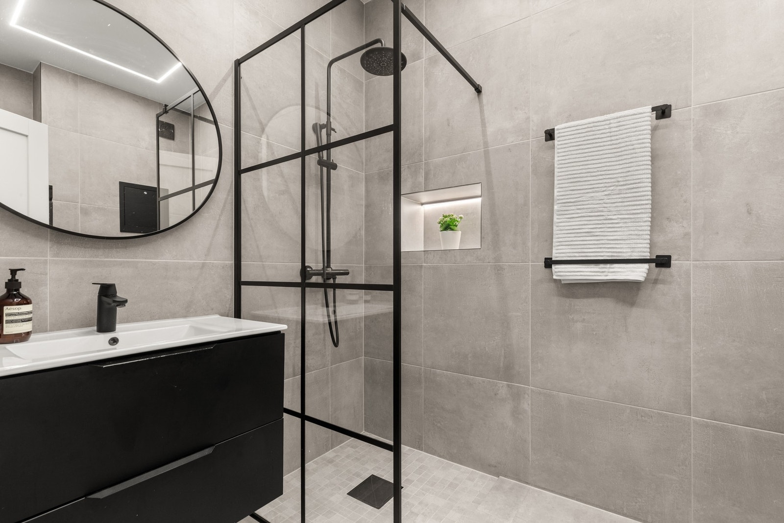 Badet er totalrenovert i 2023 og fremstår moderne med flislagte vegger og gulv. Galleribilde
