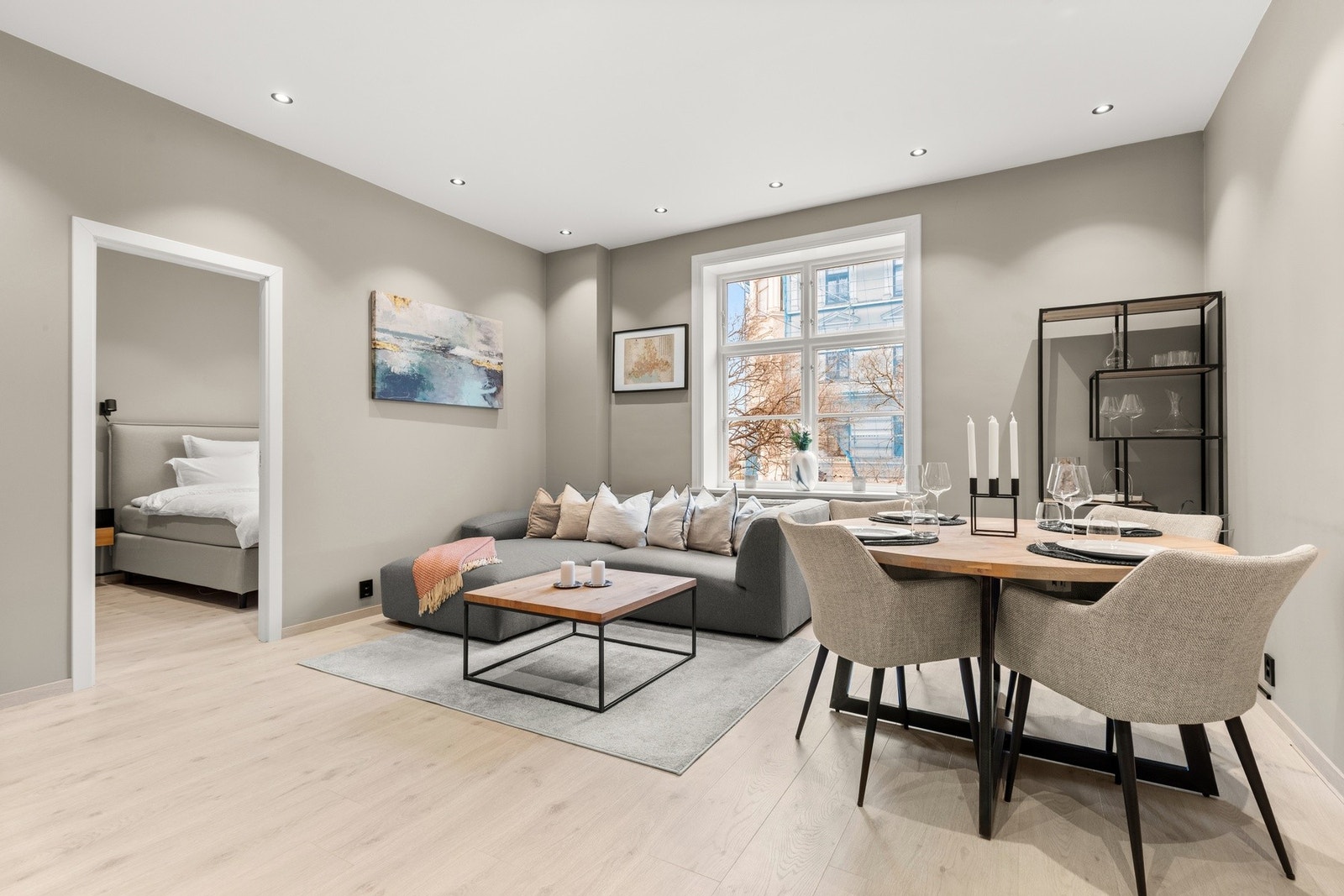Stuen har god plass til både sofagruppe og spisebord. Galleribilde