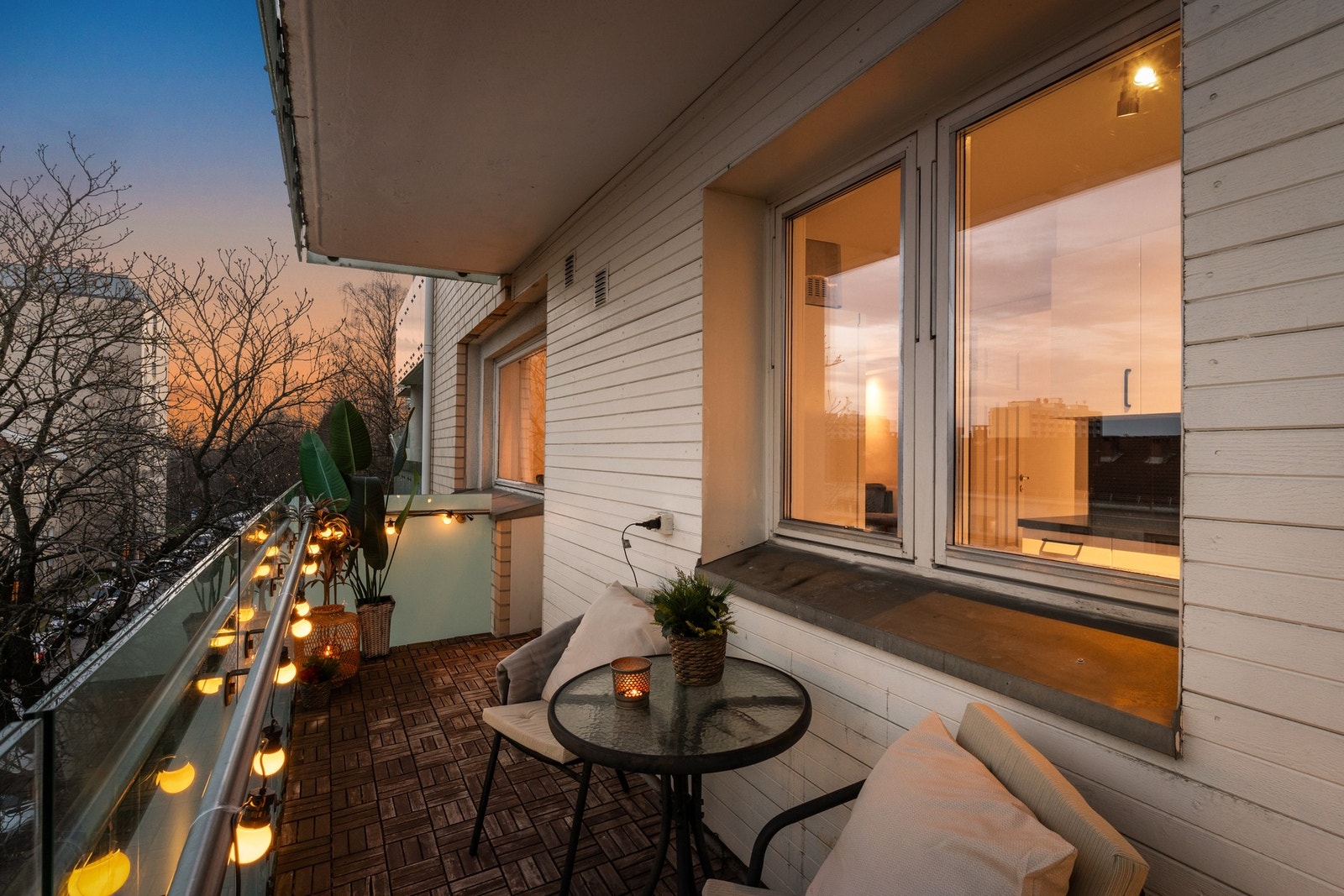 Stemningsfull uteplass med lune detaljer og direkte tilknytning til stuen - ideell for sosiale stunder. Galleribilde