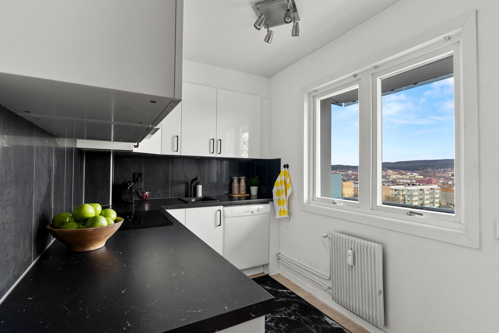Lyst kjøkken med vindu som gir godt med naturlig lys og hyggelig utsyn, samt praktisk arbeidsflyt langs benken. Galleribilde