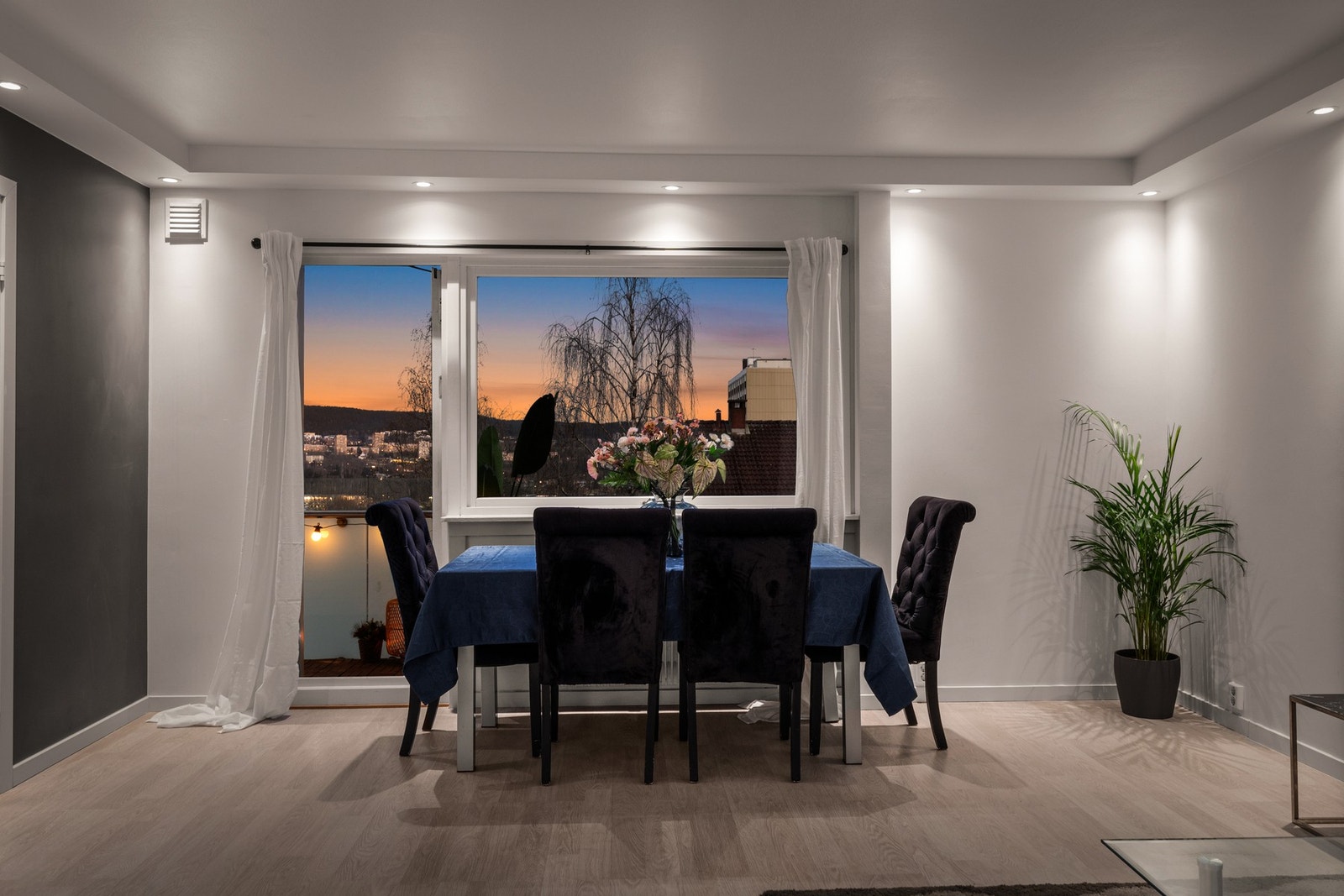 Spiseplass ved vindu med god plass til gjester - en fin ramme for både hverdagsmåltider og sosiale sammenkomster. Galleribilde