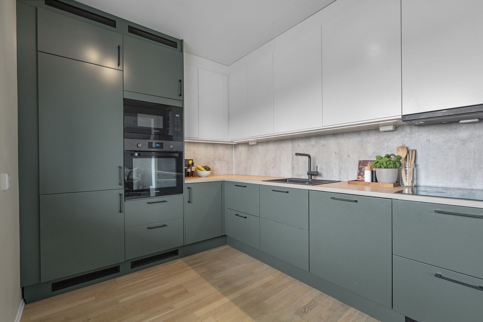 Innredningen har glatte fronter og laminat benkeplate med nedfelt vask. Galleribilde