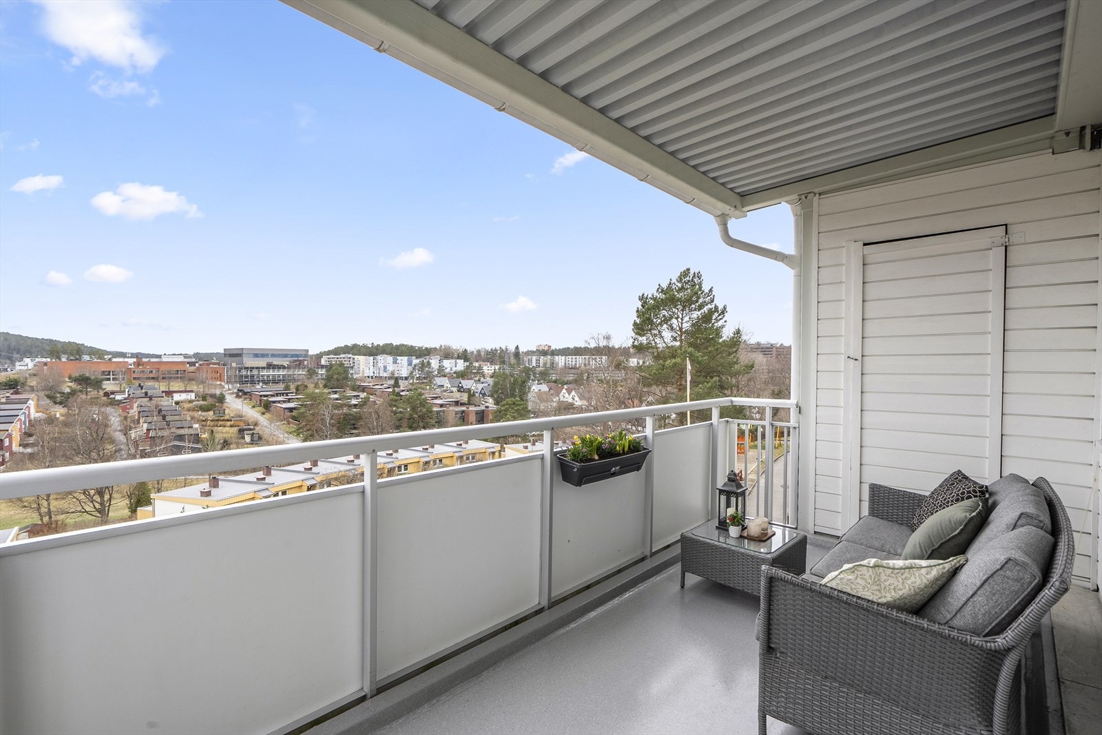Fra stuen er det utgang til en herlig, sydvendt balkong på ca. 9 m². Galleribilde