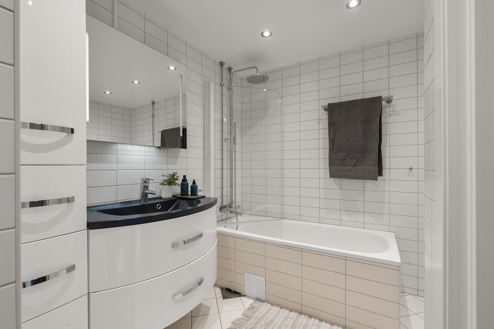 Himlingen er utført med malte plater og innfelte downlights som gir behagelig belysning, og elektrisk gulvvarme sørger for god komfort. Det er opplegg for vaskemaskin, og rommet har naturlig avtrekk. Galleribilde