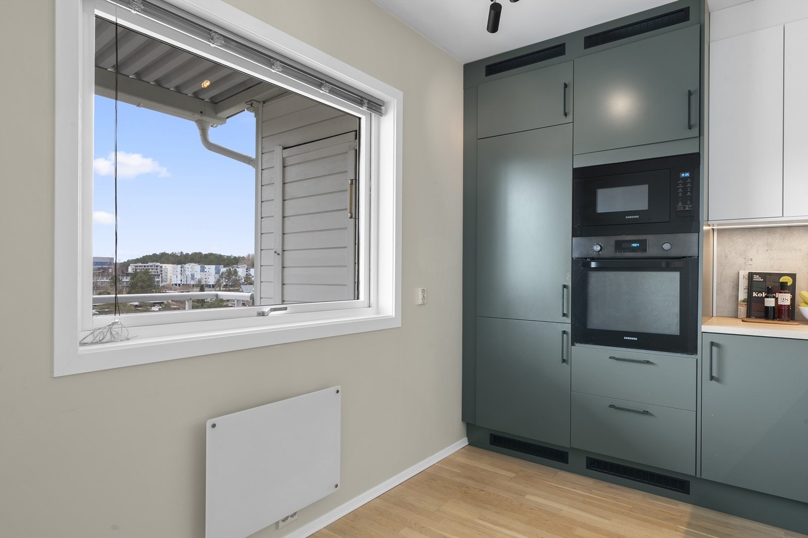 Kjøkkenet er integrert med platetopp, stekeovn, micro, oppvaskmaskin og kjøl/fryseskap, samt kullfilterventilator over kokeplass. Galleribilde