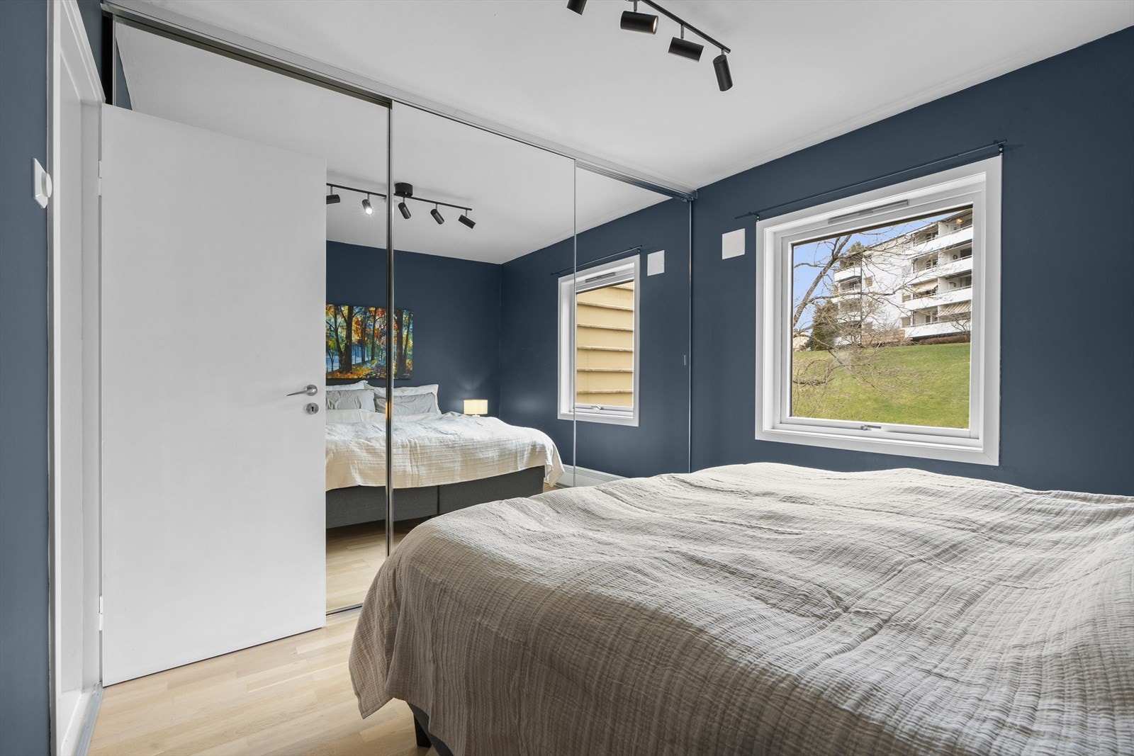 Her er det gode oppbevaringsmuligheter i en praktisk skyvedørsgarderobe. Galleribilde