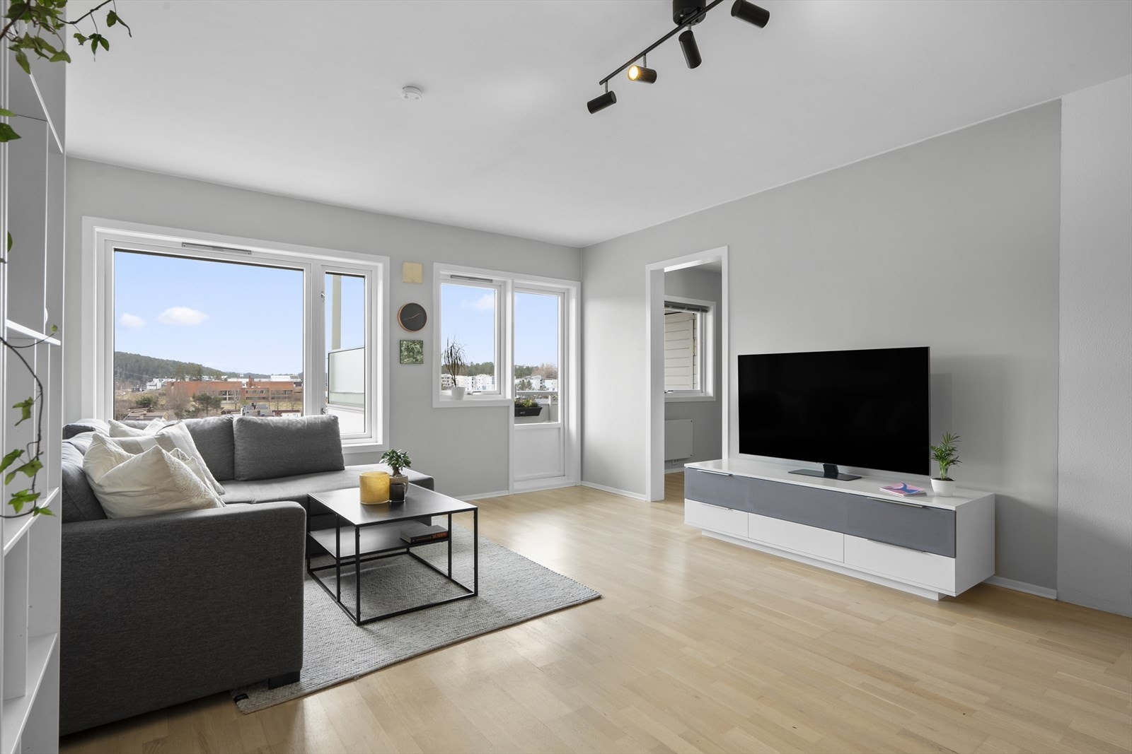 Leiligheten har gulv i 3-stavs parkett og laminat, noe som gir et pent og praktisk uttrykk. Galleribilde