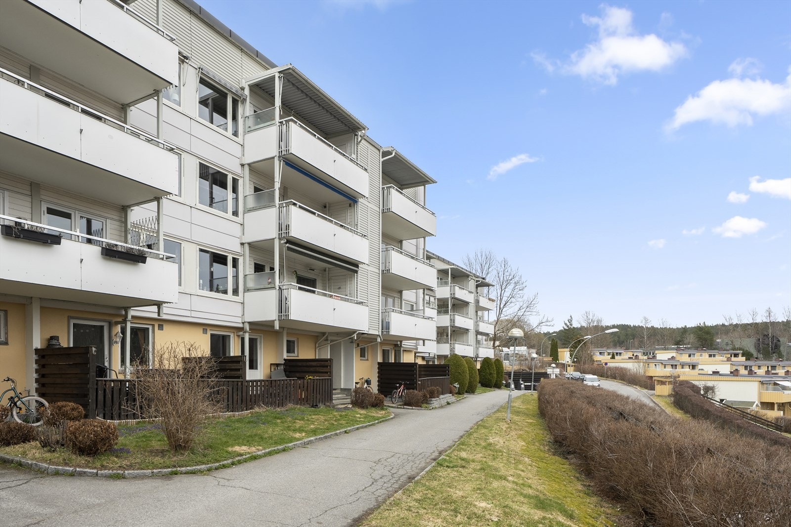 Rustad borettslag består av 367 andelsleiligheter, samt 1 tjenesteleilighet. Galleribilde