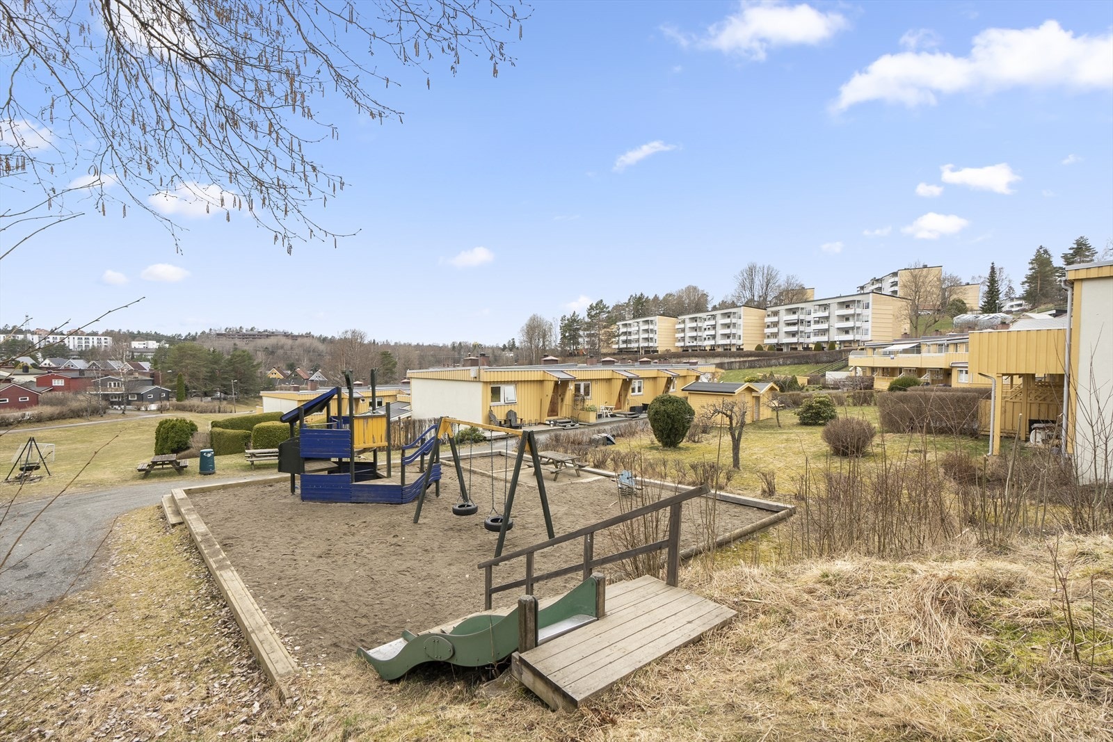 Leiligheten ligger i rolige og barnevennlige omgivelser på Rustad, med en skjermet beliggenhet og umiddelbar nærhet til naturen. Galleribilde