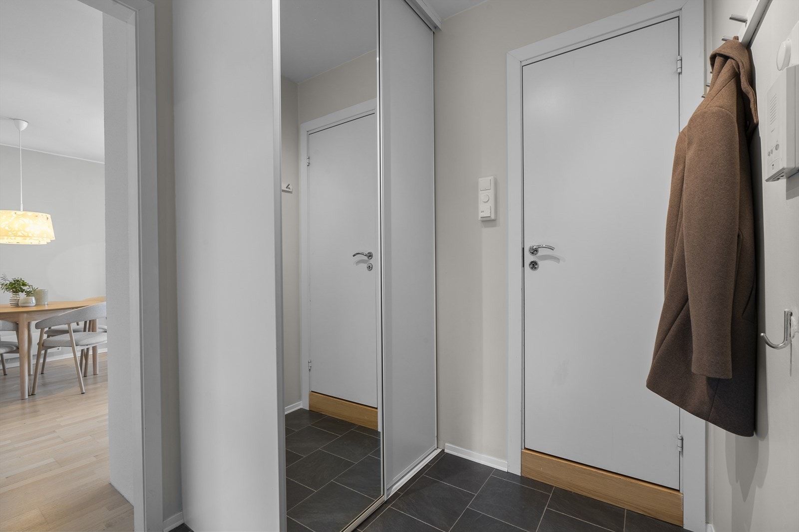 Entréen har både oppheng og garderobeskap som gir ryddig og funksjonell oppbevaring. Galleribilde