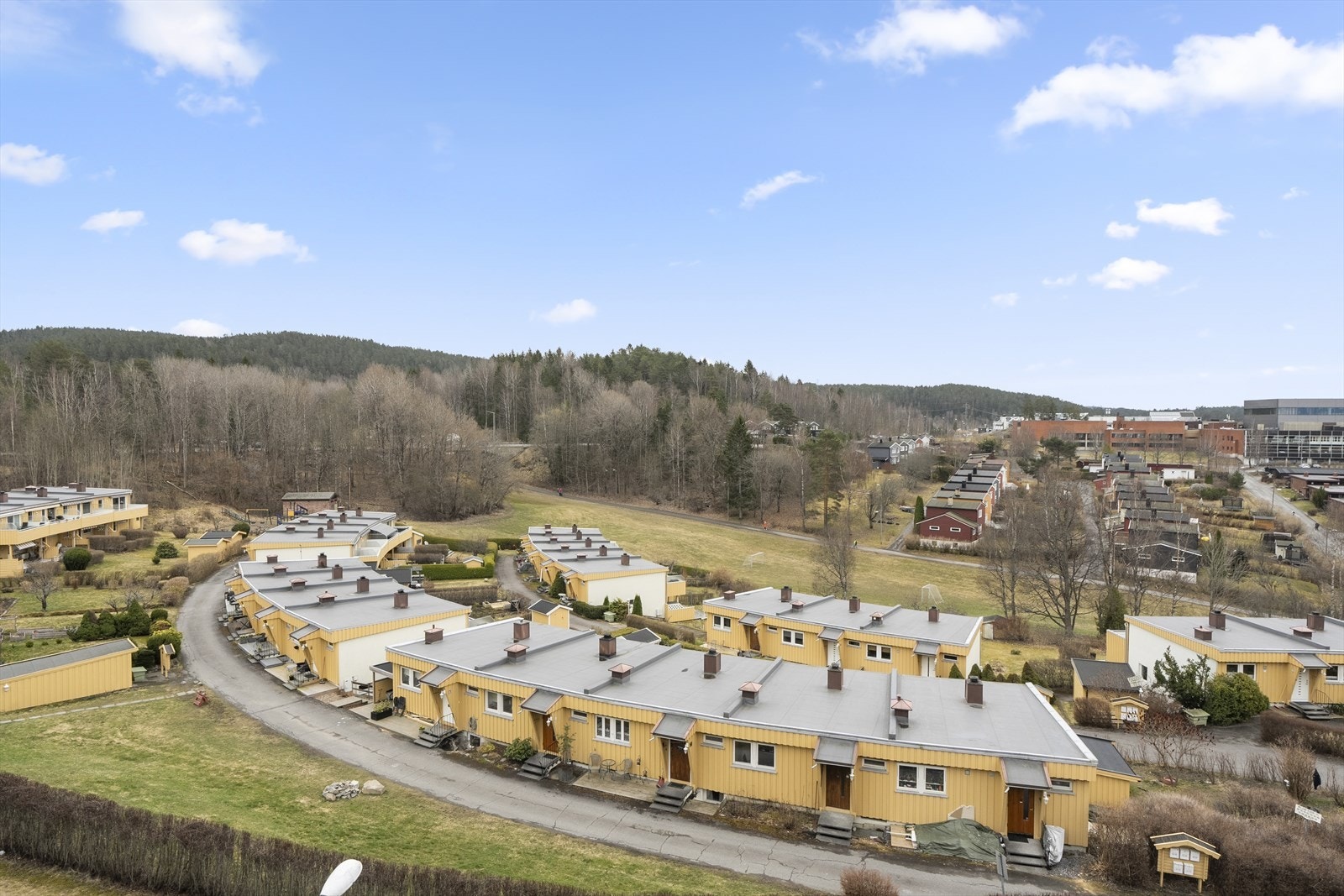 Balkongen fungerer som en naturlig forlengelse av stuen og gir fine rammer for både avslapning og sosiale sammenkomster. Galleribilde