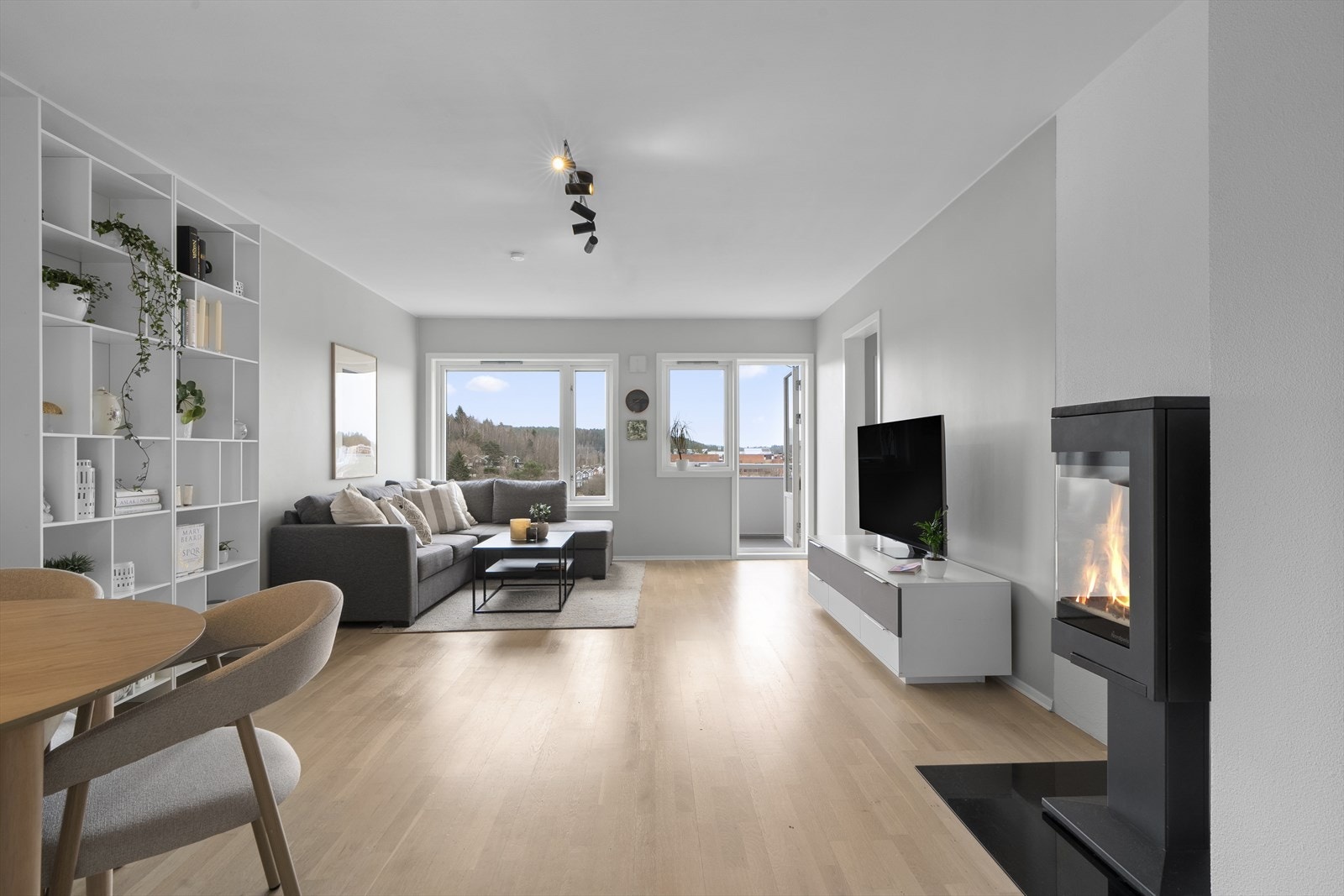 Romslig og innbydende stue med god plass til både spisegruppe og sittegruppe med TV-møbel. Galleribilde
