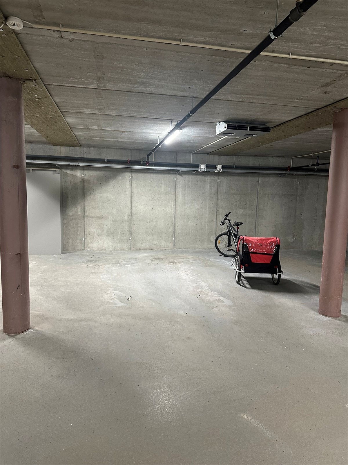 Stor garasjeplass(Fra søyle til søyle) i felles garasjeanlegg Galleribilde