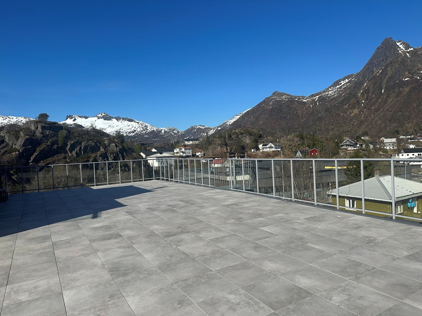 Felles takterrasse med suveren utsikt og veldig gode solforhold Galleribilde