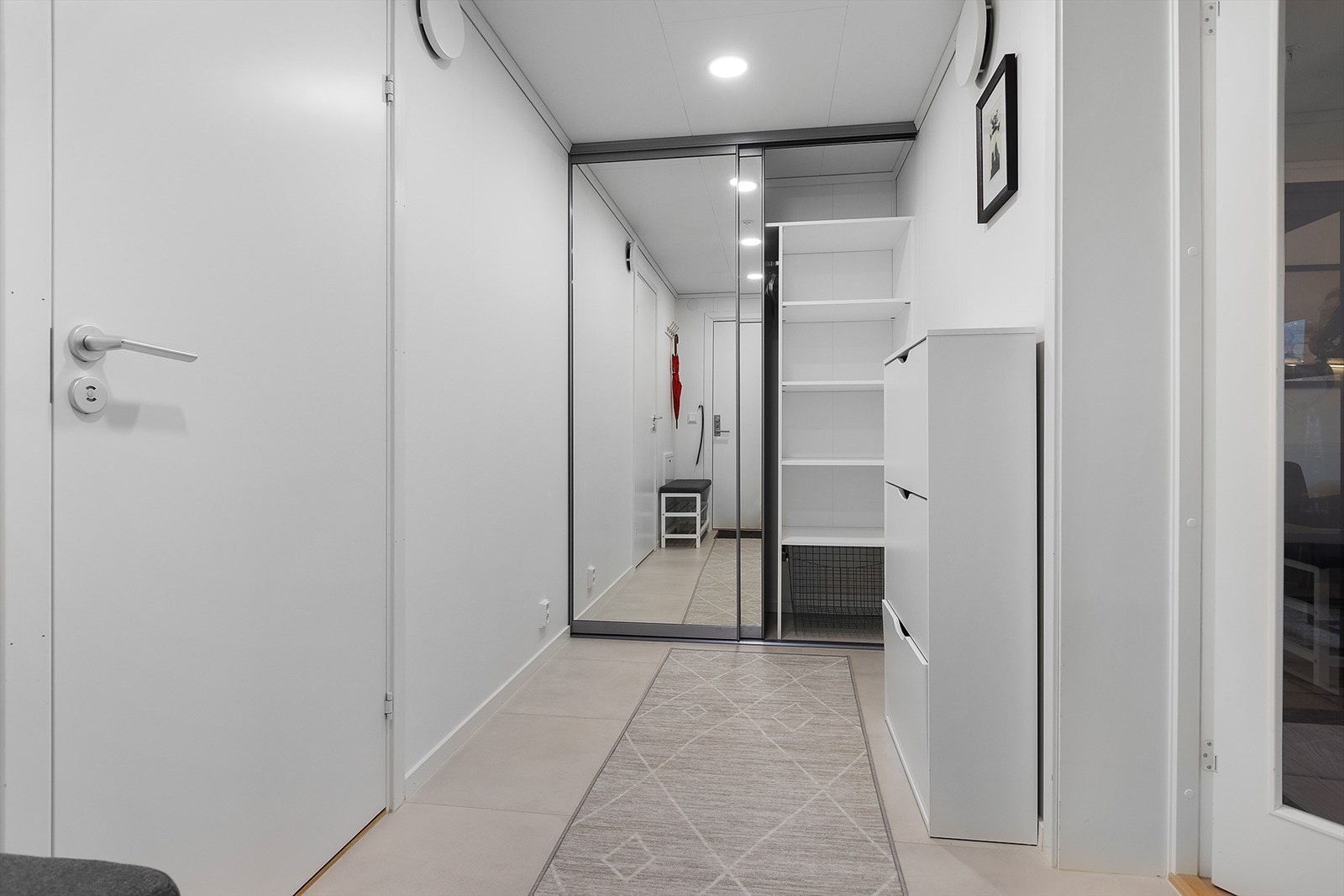 Skyvedørsgarderobe med speilfronter i gangen Galleribilde