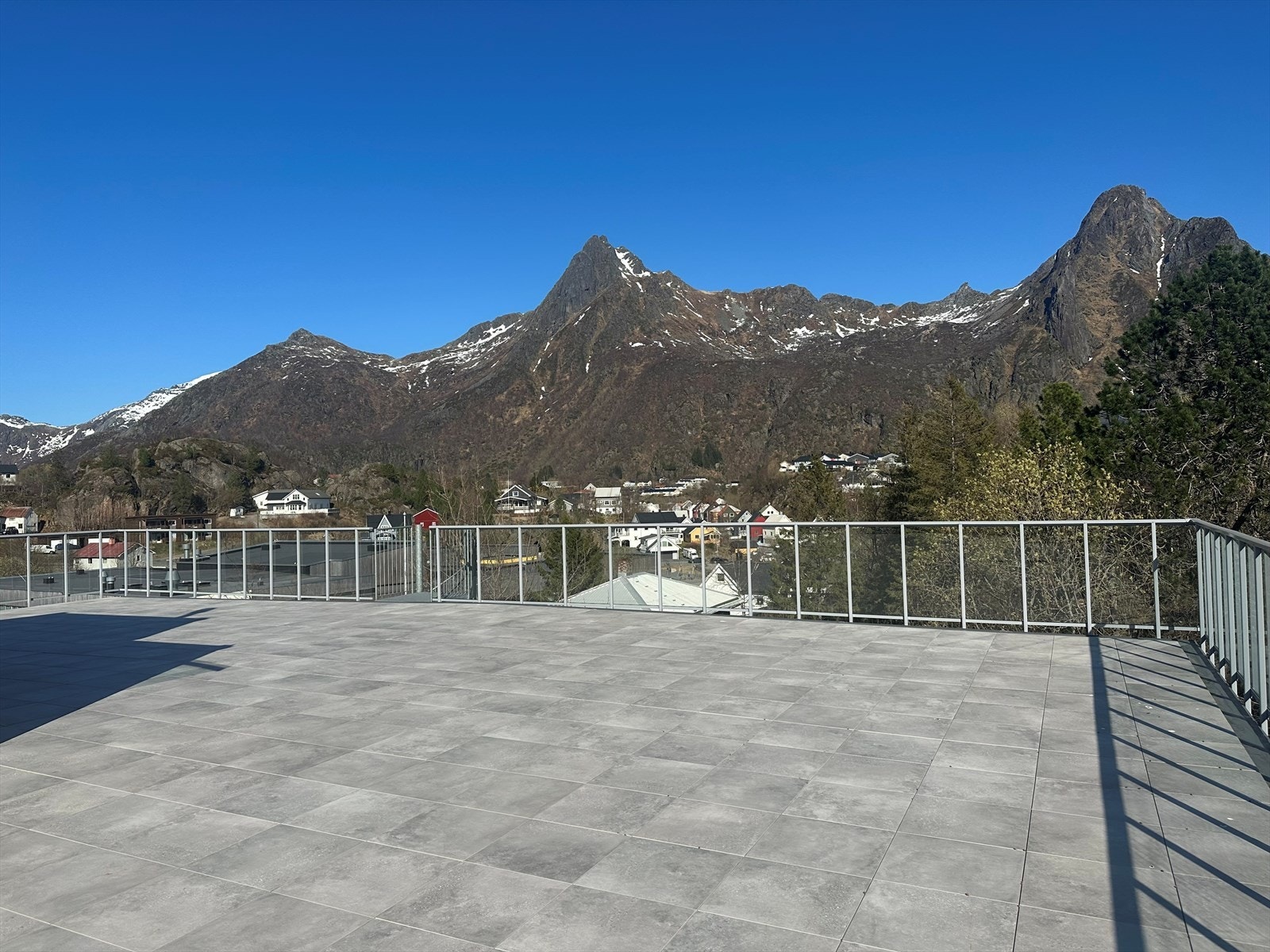 Nydelig utsikt mot Fløya, Blåtinden og Tuva fra felles takterrasse Galleribilde