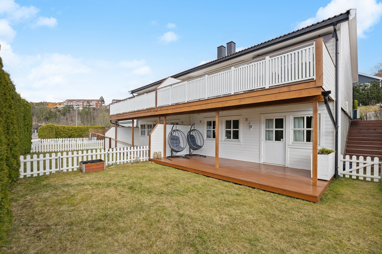 Fra hovedsoverommet er det utgang til en nordvestvendt terrasse på ca. 21 kvm med plass til sittegrupper, som leder videre til en inngjerdet hage. Galleribilde