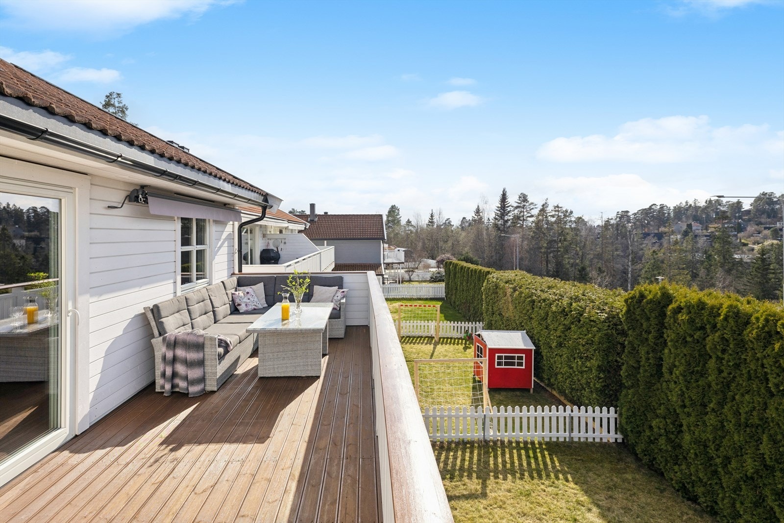 En flott halvpart av tomannsbolig over 2 plan med familievennlig planløsning, hage og flere uteplasser. Galleribilde