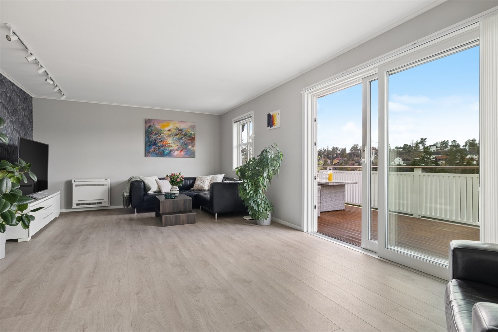 Det neste som møter deg er en stor og innbydende stue med flere vinduer som slipper inn rikelig med dagslys. Galleribilde