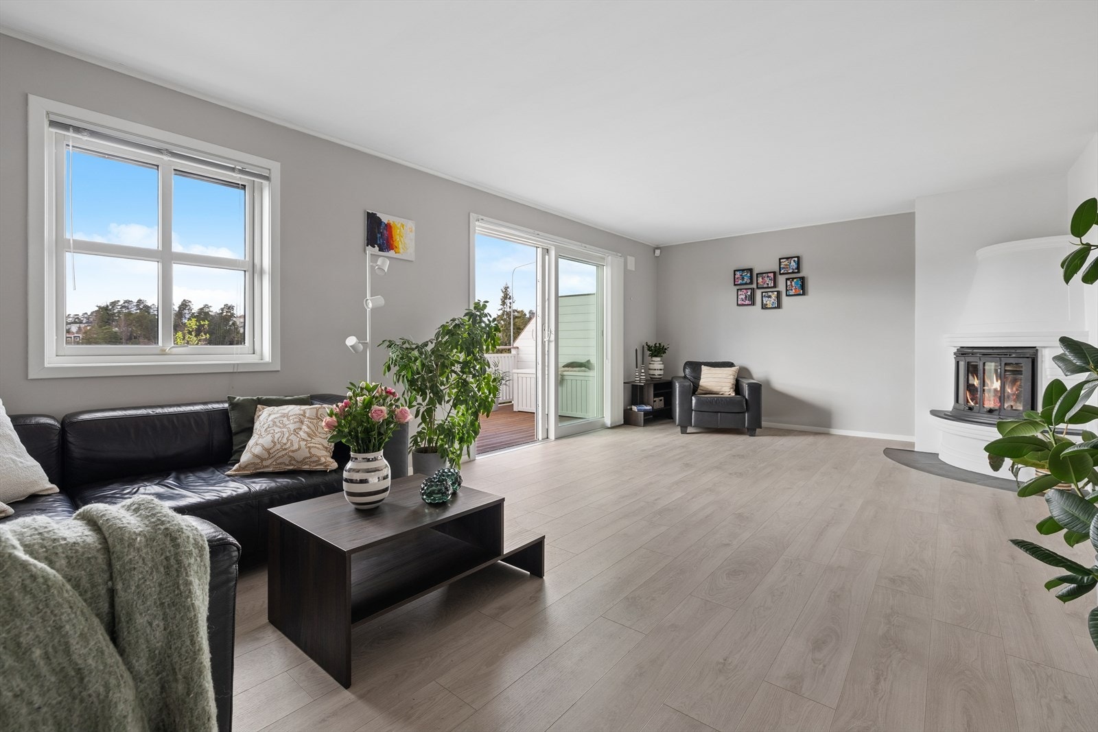Rommet har flere møbleringsmuligheter med plass til både spisestue og salong, og en naturlig plass til meget stor TV for hyggelige filmkvelder med hele familien. Galleribilde