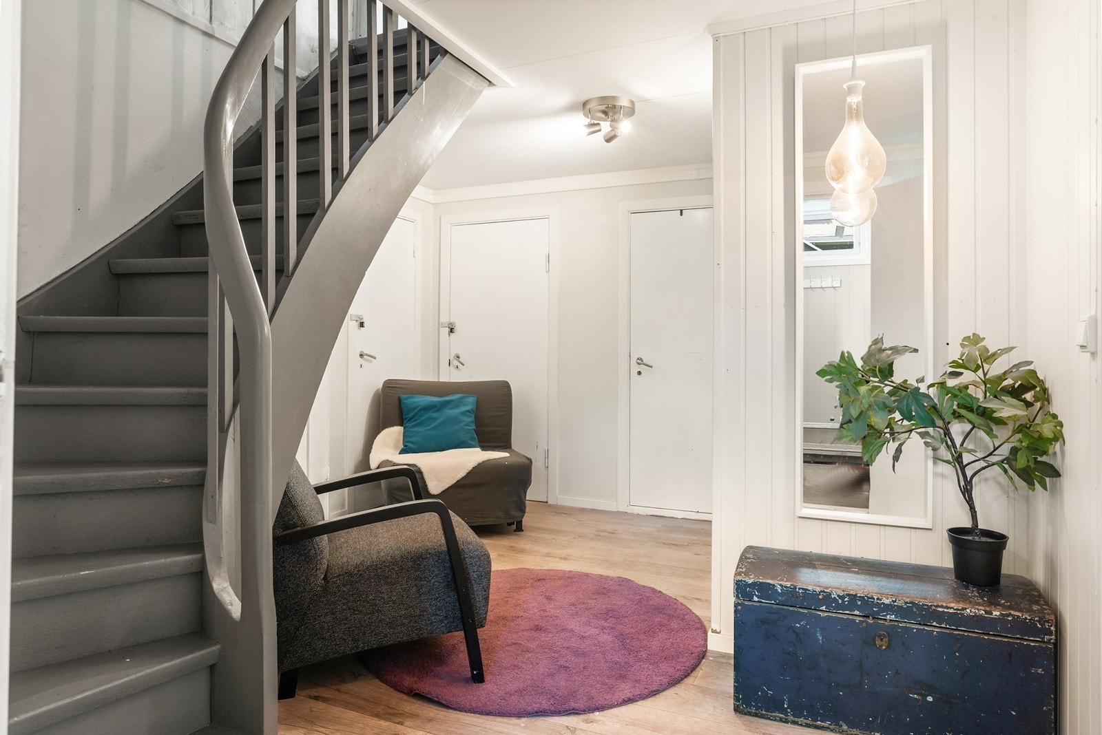 Boligens underetasje har egen utvendig inngang, samt adkomst via trapp fra 1. etasje. Galleribilde
