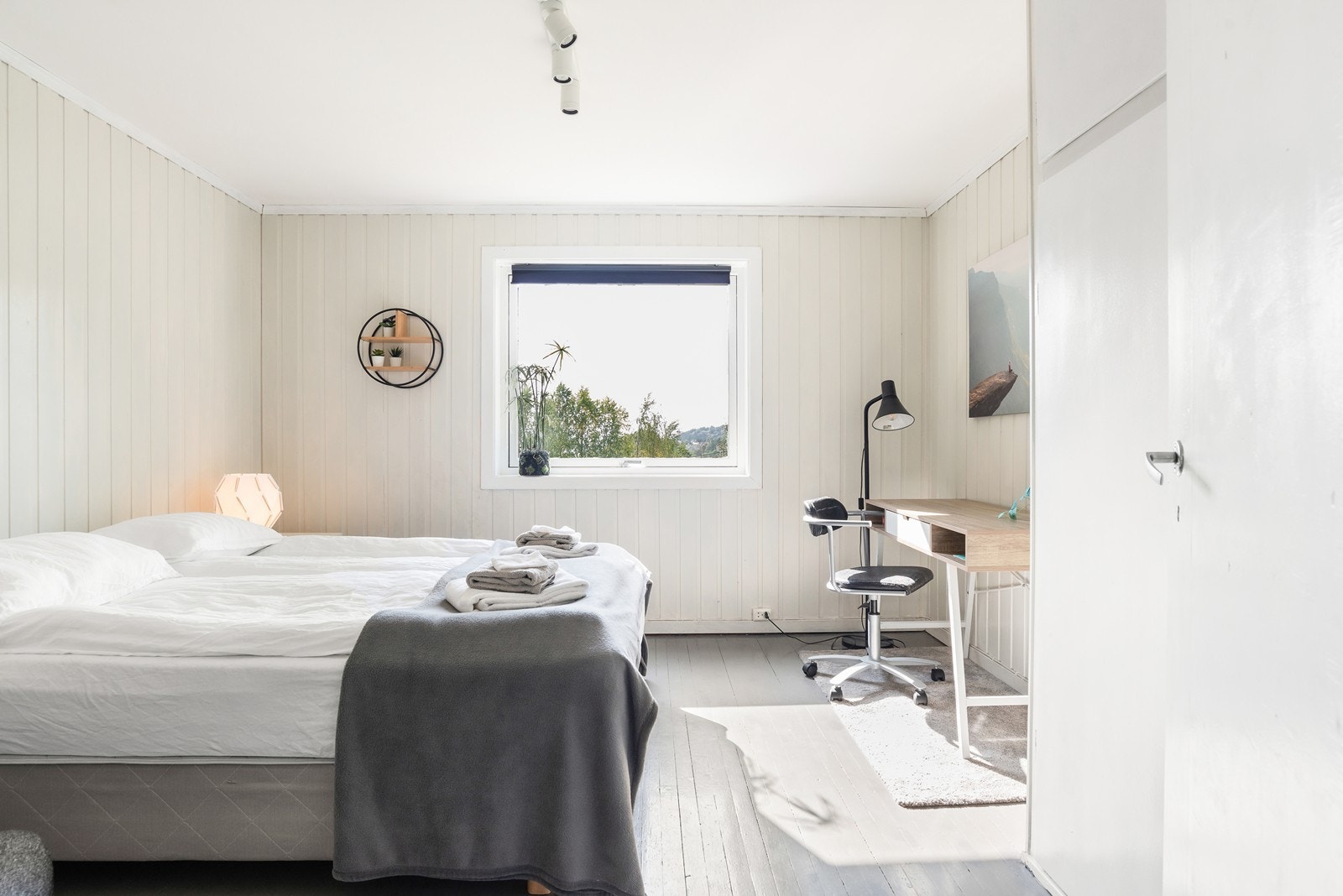 Soverommet i underetasjen er og av god størrelse og har plass til både dobbeltseng og skrivebord. Langs veggen er det garderobeskap. Galleribilde