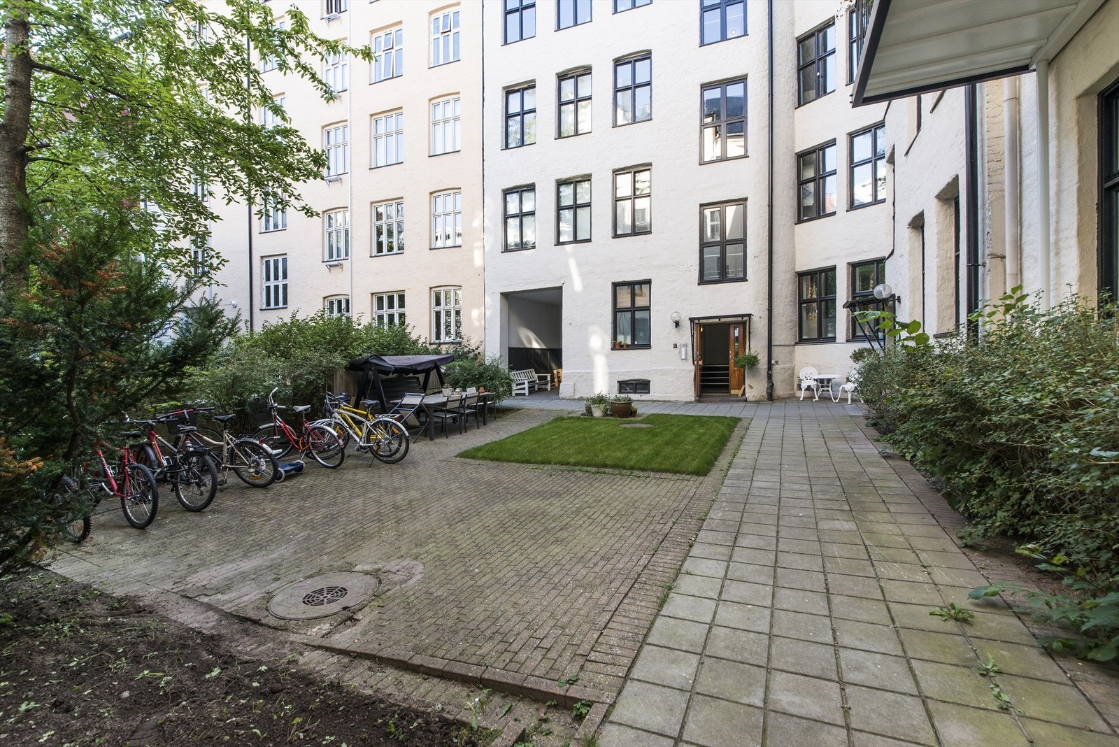 Sommerhalvåret blir det ekstra stemningsfult, med blomstrende kirsebærtrær og frodige grønne trær som gir farge og liv til uteområdet (selgers egne bilder) Galleribilde