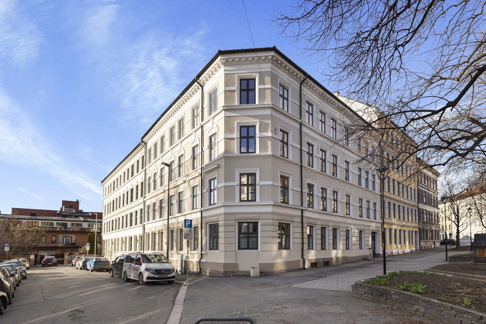 Leiligheten ligger i klassisk bygg fra 1889 i 2 etasje Galleribilde
