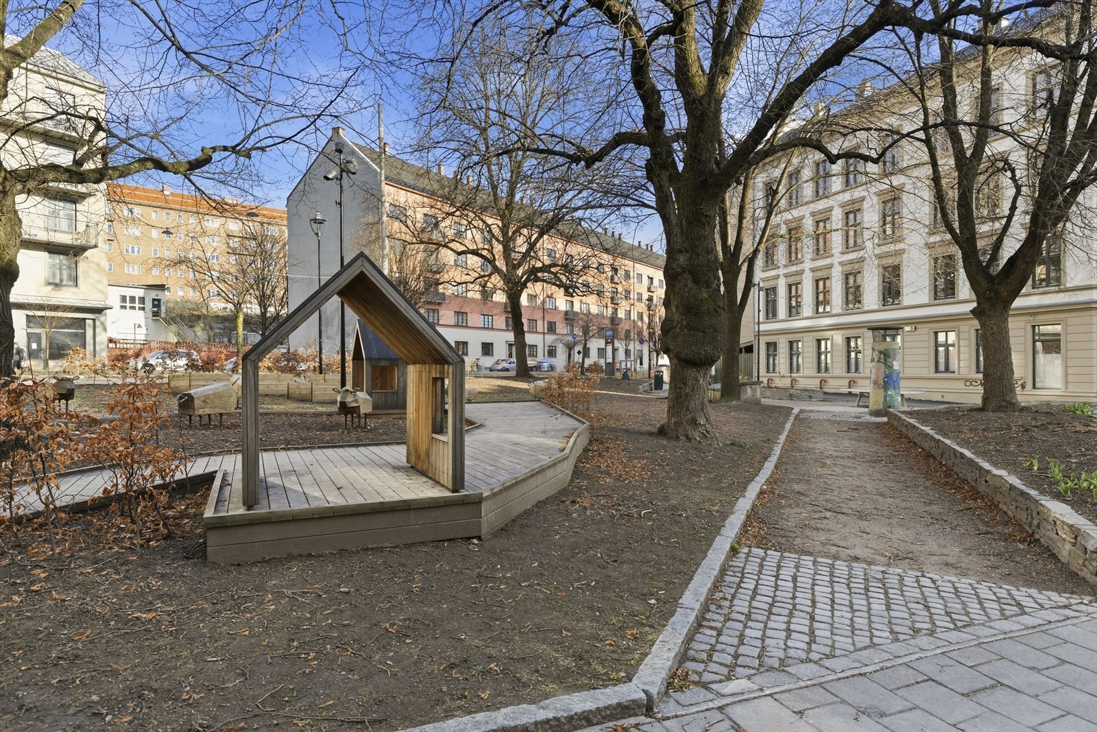Like ved leiligheten ligger nabolagsparken eller tidligere kjent som Kjølbergs plass med grøntområde og sittegrupper Galleribilde